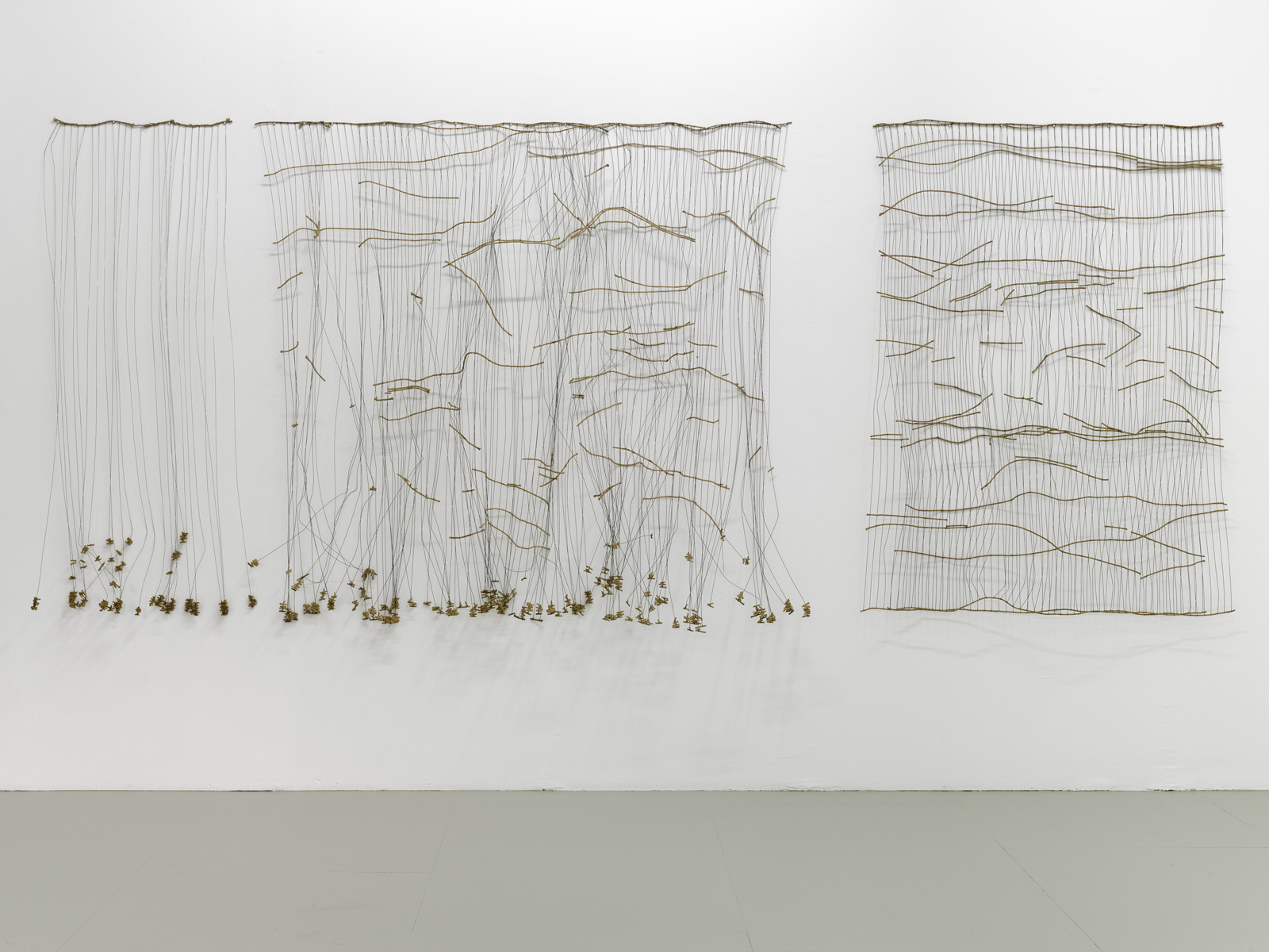 Bronwyn Katz,  Untitled, notes on perception (i)  (2018) | Salvaged wire and rope, 186 x 400 x 23 cm | Image courtesy of Palais de Tokyo and André Morin