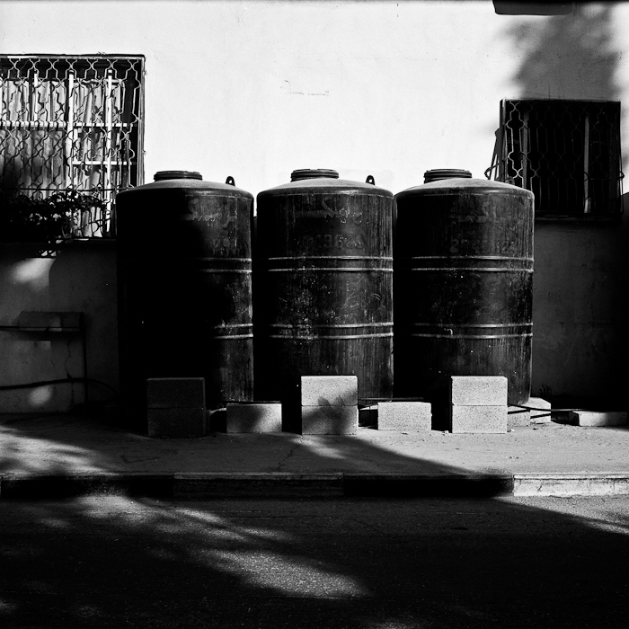 R&eacute;servoirs d'eau - l'eau est rationn&eacute;e par Isra&euml;l, il faut donc la stocker entre deux distributions.