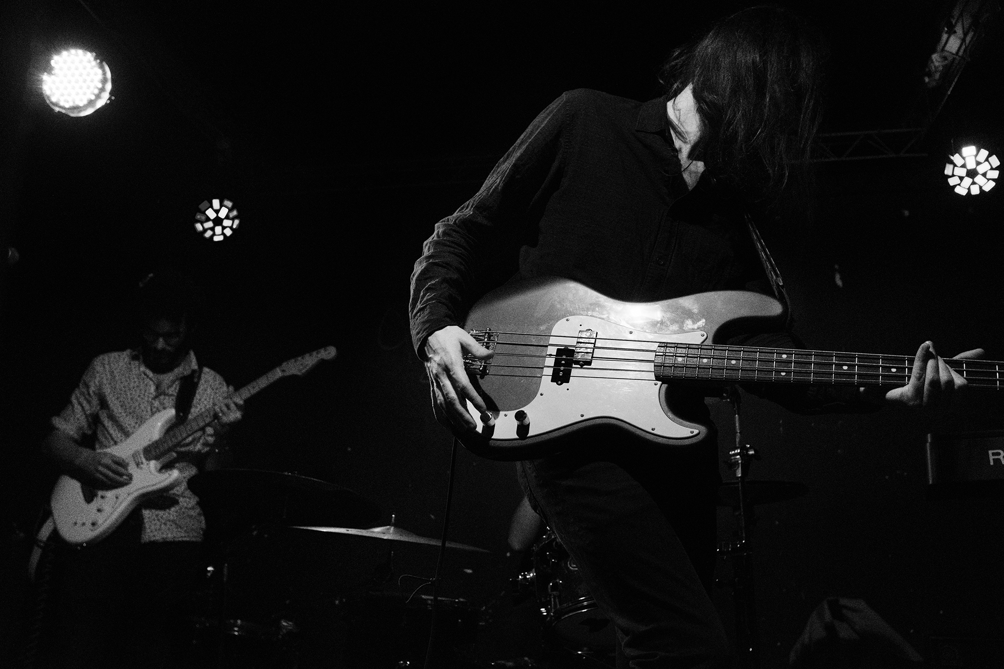Philippe Sarfati-live-music-photography-photographer-street-documentary-spreaders-bass-guitar-moment-movement-energy-black and white-quartier général-paris-france