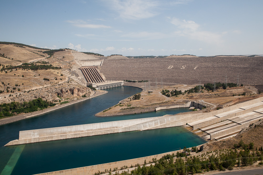 Barrage Atat&uuml;rk sur l'Euphrate, projet GAP. Sous pr&eacute;texte de r&eacute;guler les crues, les barrages ont permis &agrave; l'&eacute;tat turc d'asseoir son contr&ocirc;le du territoire, noyant des villages entiers, dont des sites arch&eacute;ologiques.