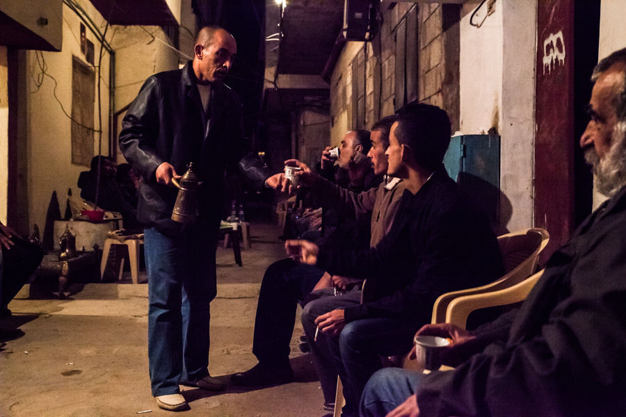  Beddawi camp, Tripoli, Lebanon Les habitants du camp se rendent &agrave; la veill&eacute;e en hommage au d&eacute;funt et en signe de solidarit&eacute; avec sa famille. On arrive, on salue tous les gens pr&eacute;sents et les proches et on s'assoit &agrave; son tour. Le caf&eacute; est offert ainsi que des dattes. La veill&eacute;e dure trois jours, ensuite le d&eacute;funt est emmen&eacute; au cimeti&egrave;re.