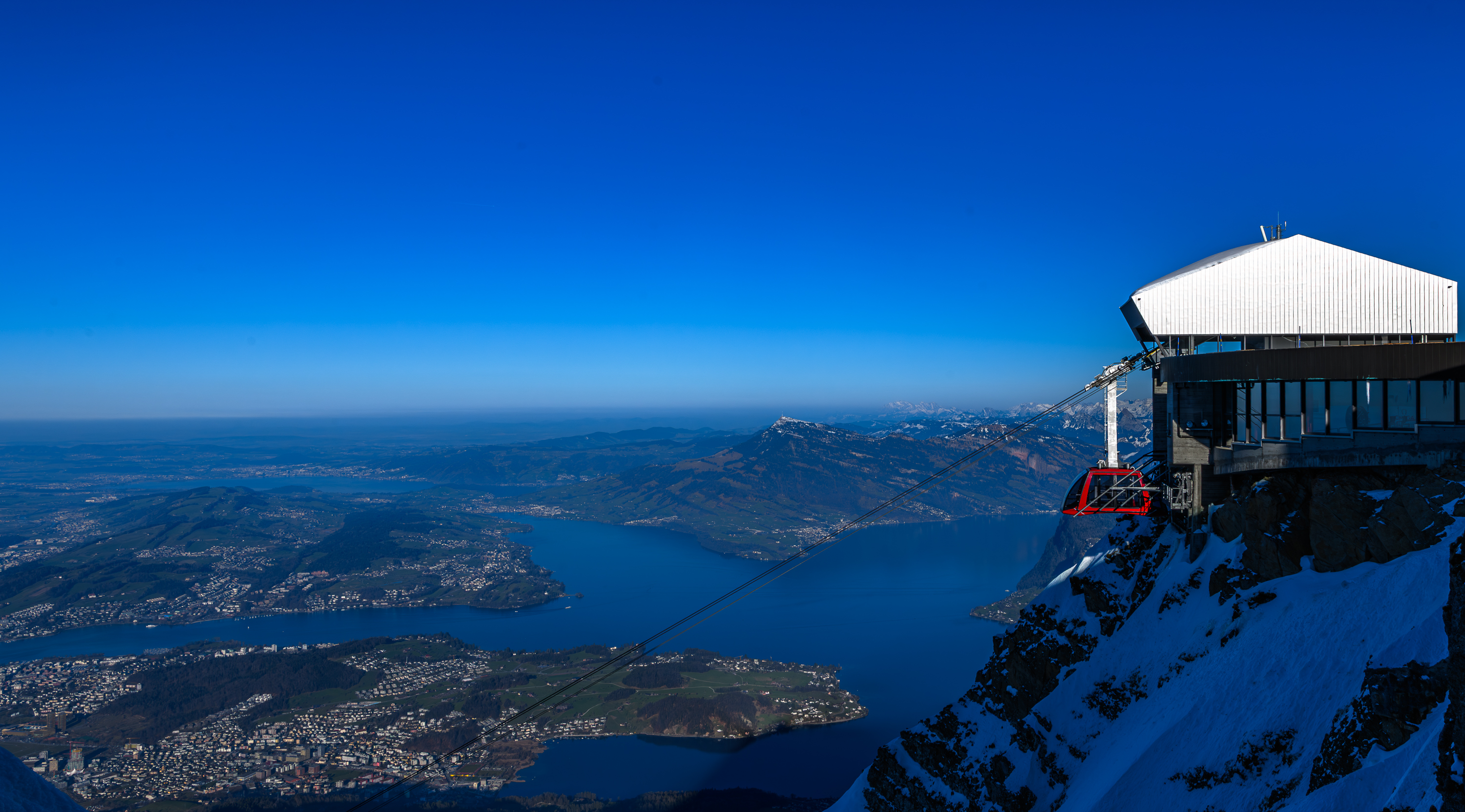 Le Pilatus à Lucerne domine le lac des Quatre-Cantons. On accede par le téléphérique ou par le train à crémaillère en été (déclivité de 48%). A  donné son nom à une société d'aviation Suisse.