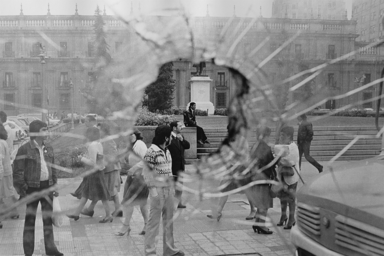 Álvaro HoppeCalle Alameda, Santiago de Chile, 1983/2000Film black and white photograph, fiber paper copy24 x 30.5 cm