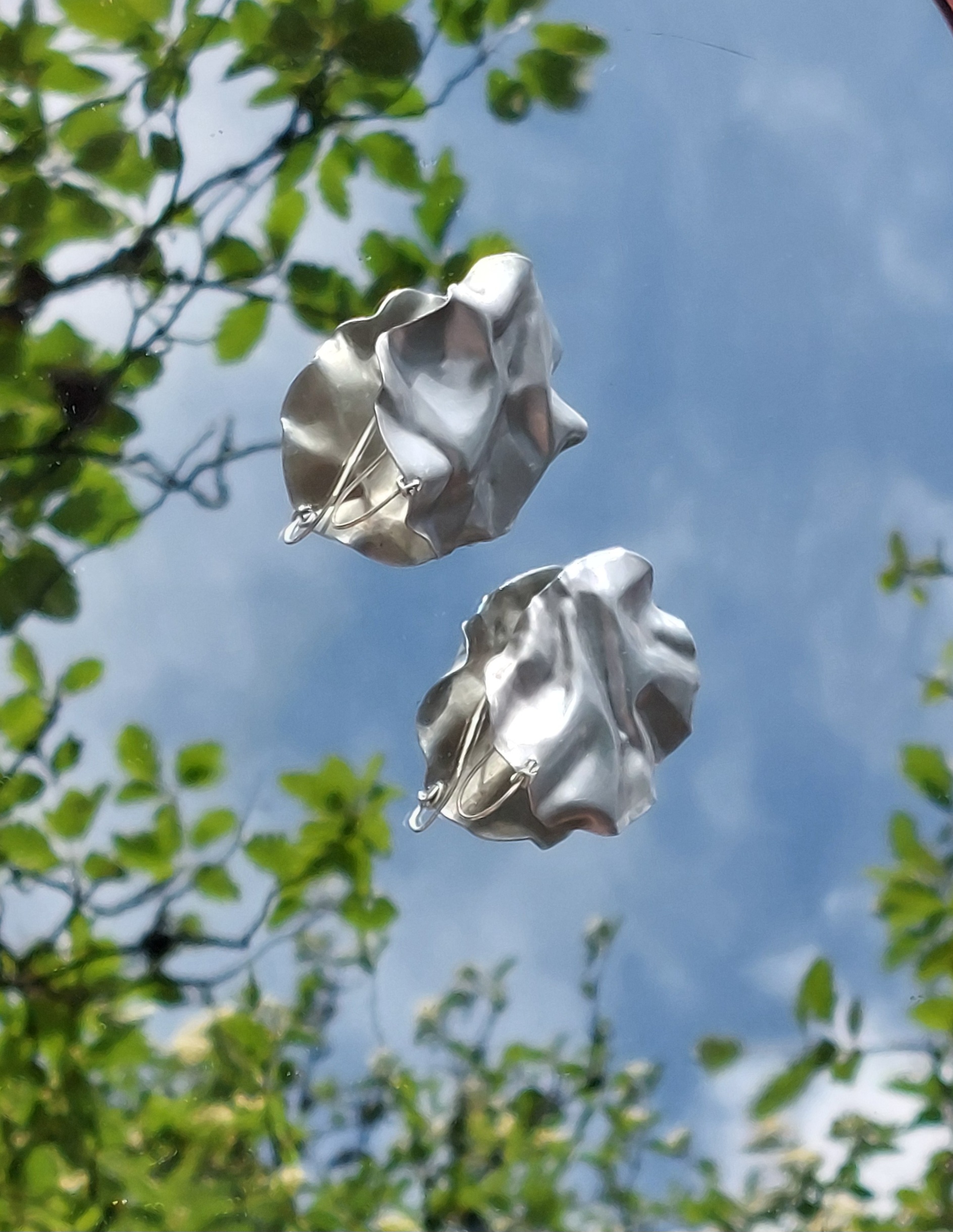 &Ouml;rh&auml;ngen. &Aring;terbrukad aluminium, silver.