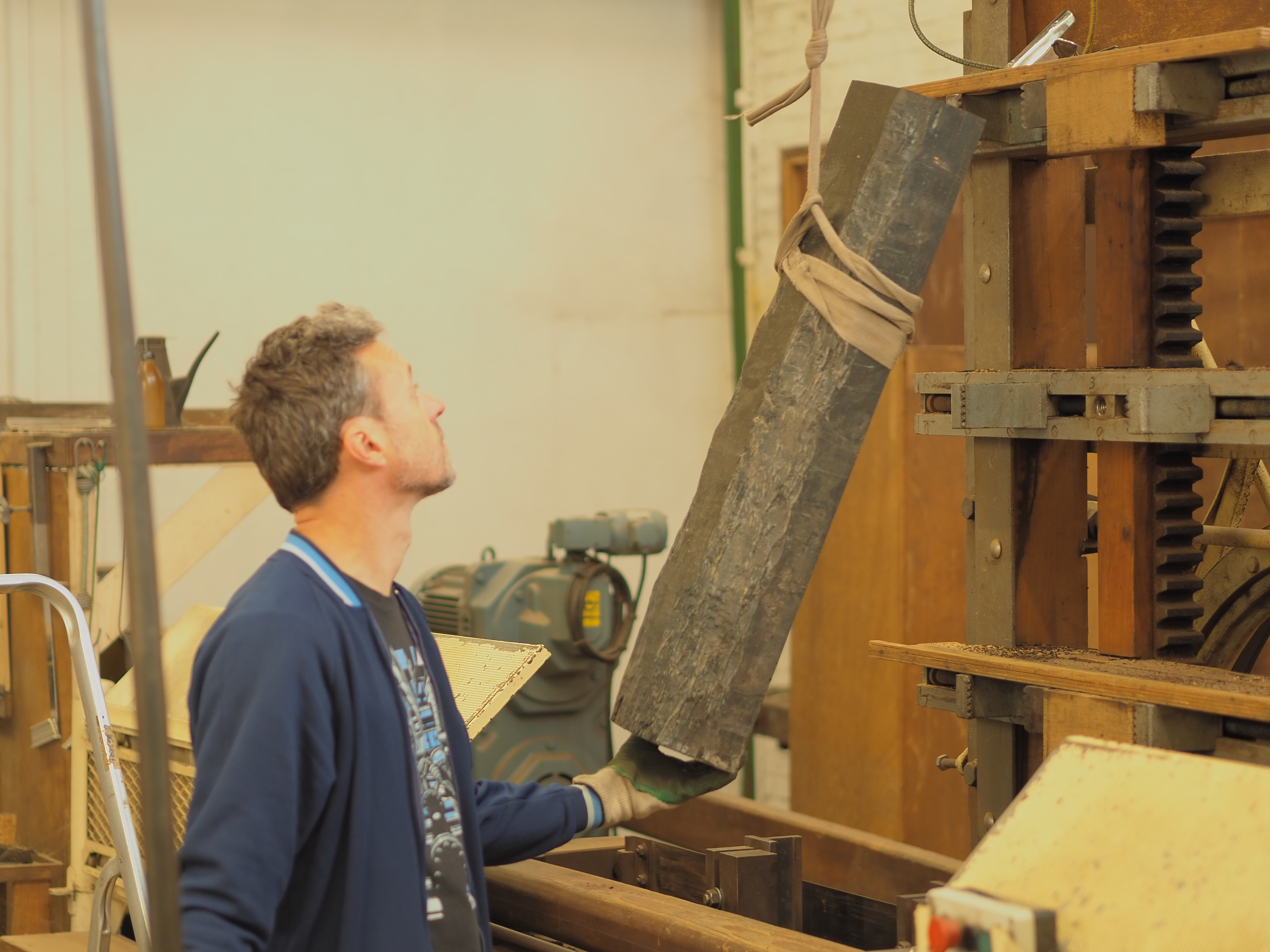  La bille, parfois un tronc entier, est soulevée mécaniquement 