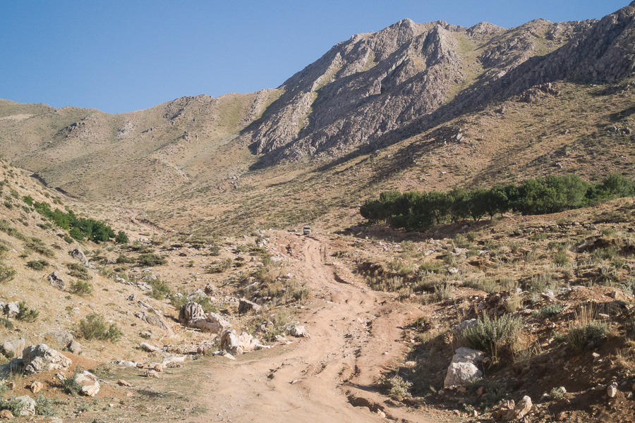 R&eacute;gion de Hewraman, Kurdistan e rojhelat (Iran), &eacute;t&eacute; 2019.  Les voitures charg&eacute;es de marchandises passent &agrave; travers des chemins de montagne pour &eacute;viter les contr&ocirc;les. Le chauffeur (kasibkar) les emm&egrave;ne &agrave; travers la montagne jusqu'&agrave; la grande ville la plus proche, Mariwan, o&ugrave; elles sont vendues au bazar ou exp&eacute;di&eacute;es plus loin encore.