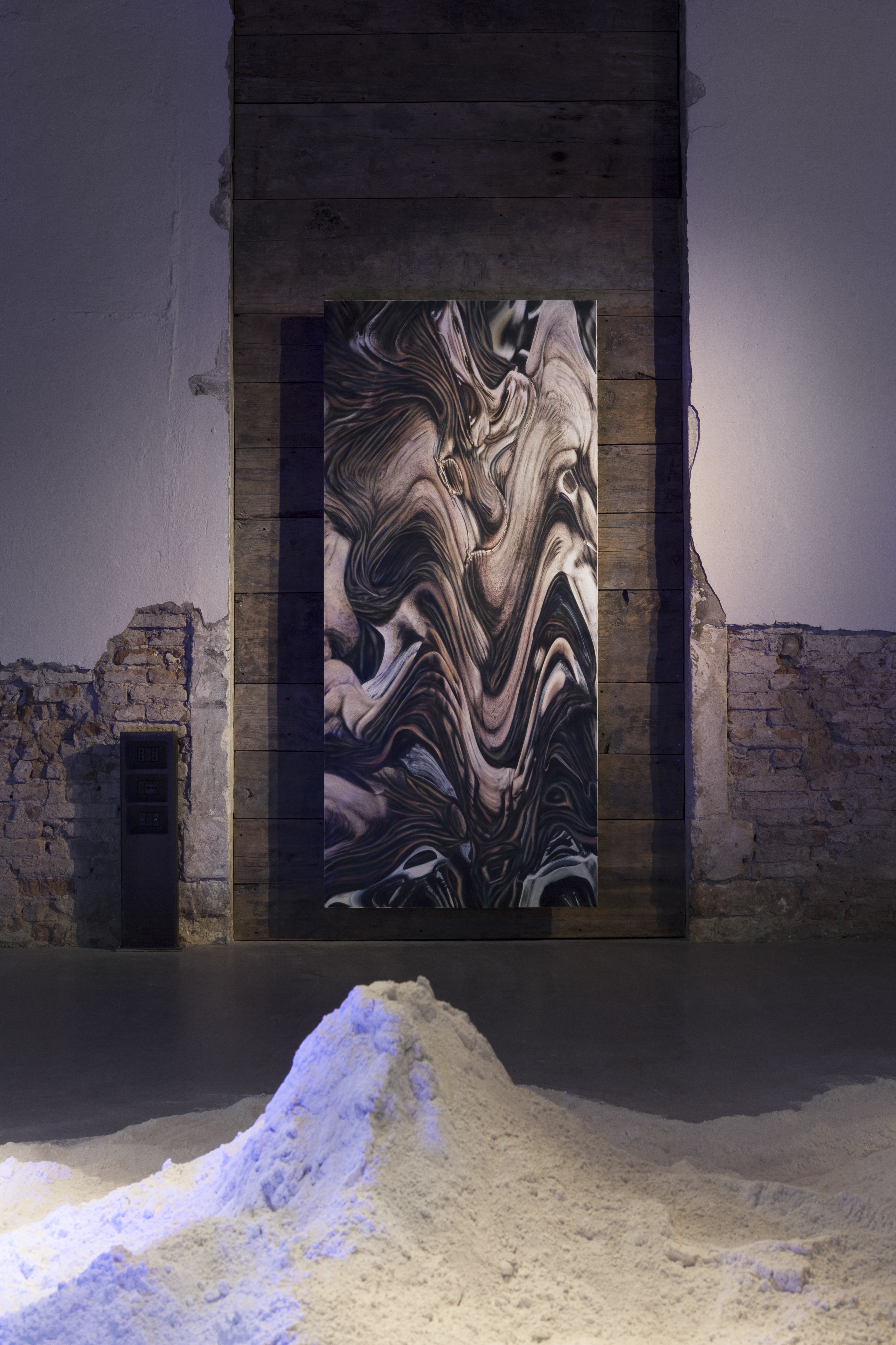 "Anamorphic bodies (training)", 2021. Stampa digitale su poliestere, olio su seta, 198 x 89 cm