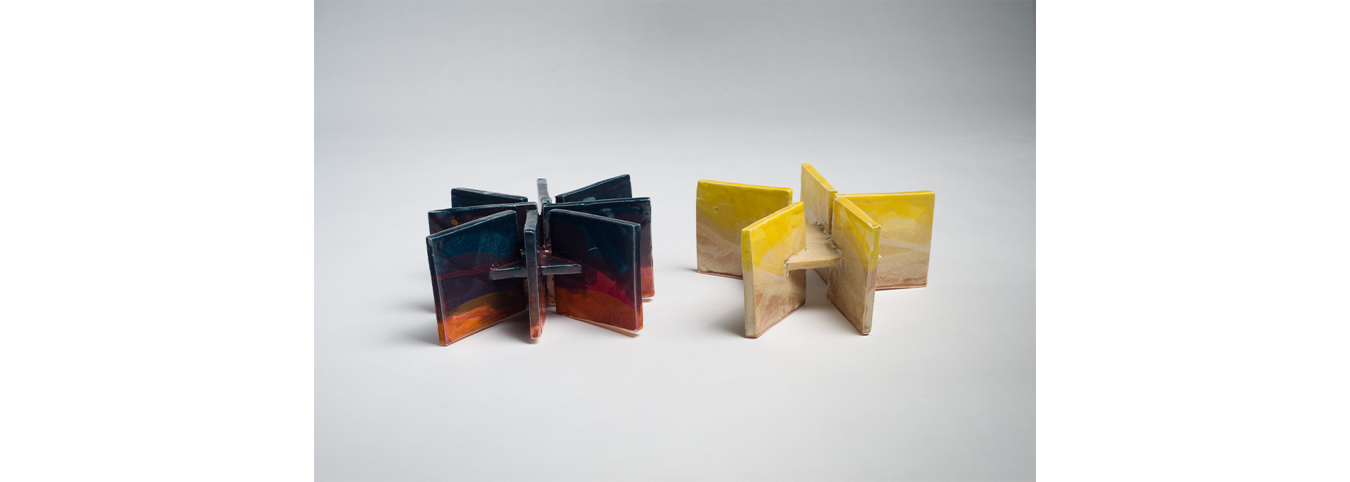 Sin título, 2022. Cerámica esmaltada, 17.5 x 18 x 8 cm (izquierda), 19 x 20 x 8.5 cm (derecha).