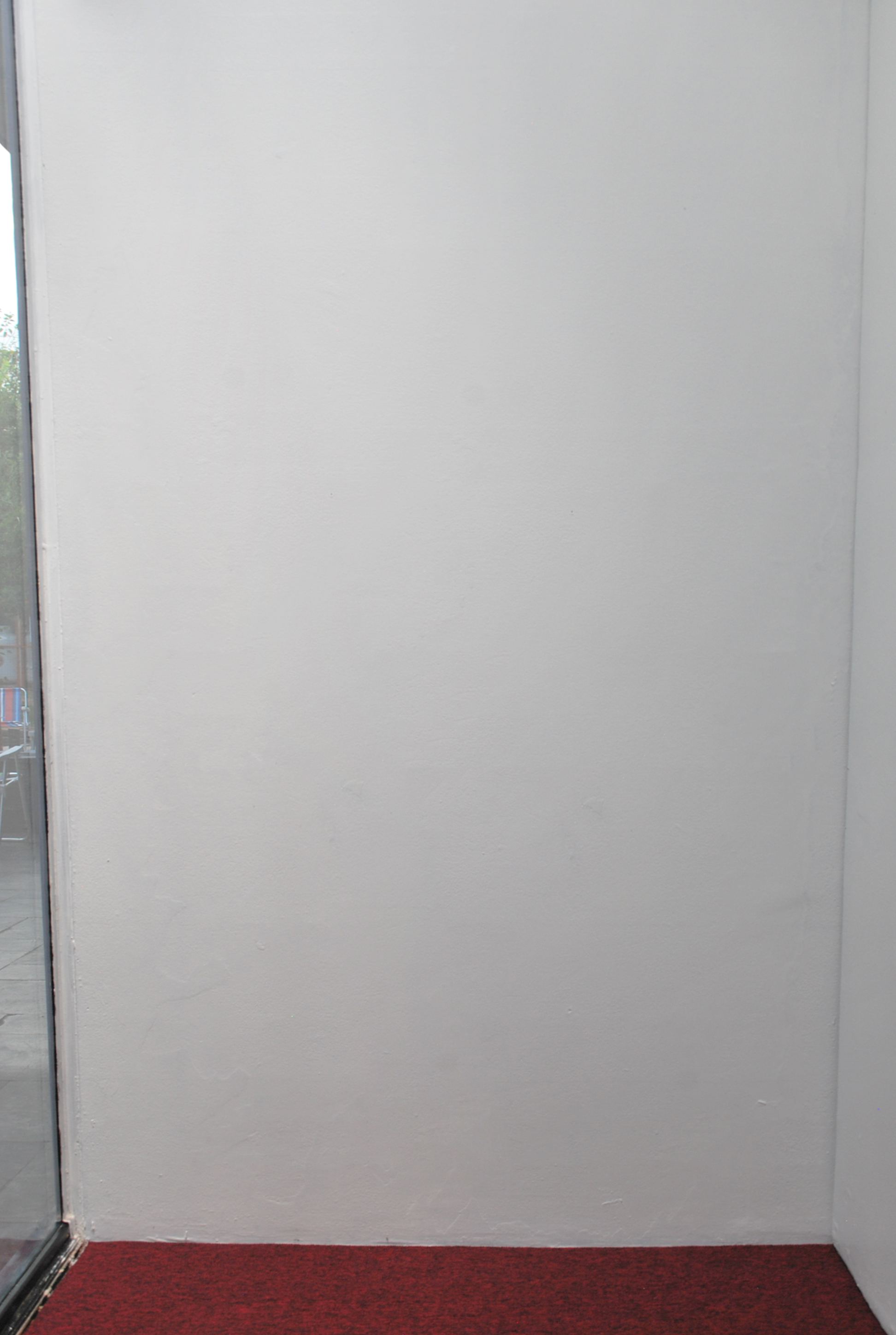 Wisrah Villefort, “(S)”, GUAVA no deCurators, Brasília, Brasil. Labor 5, 2021 (Pintar a superfície visível das paredes da galeria de tinta branca) Tempo necessário, dimensão da superfície.