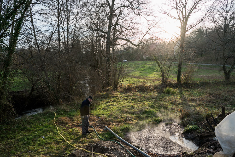 Mr Paul v&eacute;rifie que les tuyaux soient bien vides pour &eacute;viter qu'ils ne g&egrave;lent.