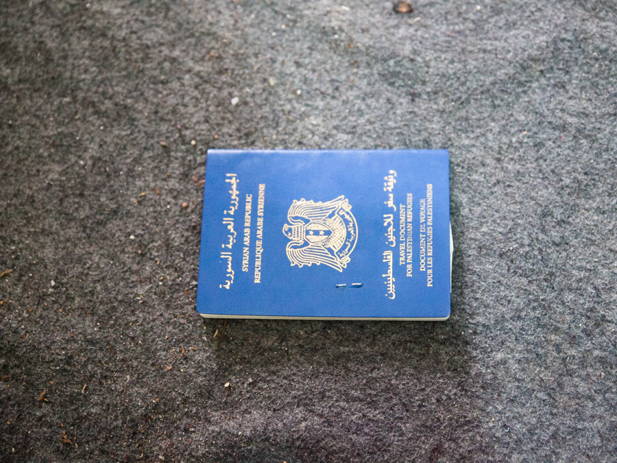 Shatila camp, beirut, lebanon. Certains palestiniens de Syrie ont ce document de circulation qui peut faire office de passeport, mais &agrave; usage limit&eacute; : peu de pays sont accessibles au porteur du document - mais plus que pour la majorit&eacute; des Palestiniens. Cela dit, obtenir un visa tient du parcours du combattant. 
