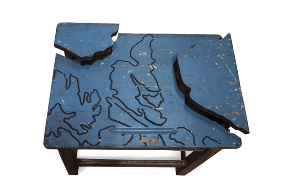 Alicia VillarrealIsla Dawson, de la serie: Grabar el territorio (C-13), 2009Pupitre escolar intervenido, dislocado, serigrafía, corte y ensamblaje54 x 58 x 41,5 cm 