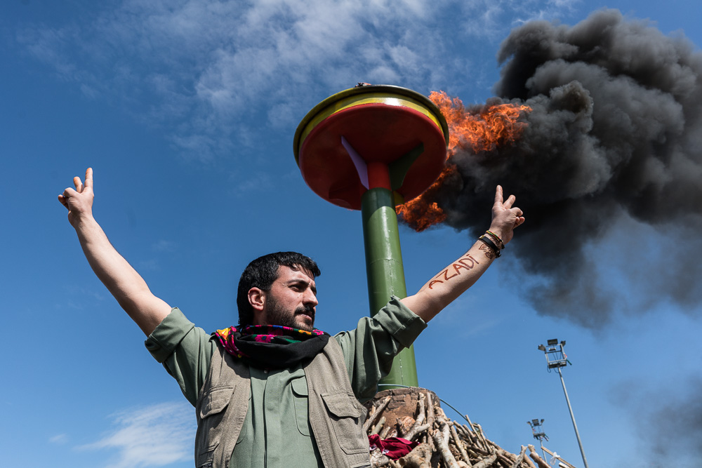 Diyarbakir (Amed), F&ecirc;te du Newroz 2015. Azadi signifie libert&eacute; en kurde. Cette ann&eacute;e, la f&ecirc;te de Newroz qui marque le nouvel an kurde, symbole de renaissance et de r&eacute;sistance pour ce peuple, se d&eacute;roule dans un contexte particuli&egrave;rement tendu. Depuis d&eacute;cembre 2015, l'&eacute;tait turc assi&egrave;ge et bombarde des quartiers entiers de villes kurdes, o&ugrave; populatins civiles comme militants sont indistinctement massacr&eacute;s, et soumet l'ensemble de la population kurde &agrave; un violente r&eacute;pression. D'un autre c&ocirc;t&eacute;, la peur d'un attentat suicide de daesh est dans toutes les t&ecirc;tes. Malgr&eacute; tout, m&ecirc;me si ils sont moins nombreux que les ann&eacute;es pass&eacute;es, les Kurdes se rejoignent &agrave; Amed, capitale du Kurdistan, pour f&ecirc;ter Newroz et c&eacute;l&eacute;brer leur r&eacute;sistance.