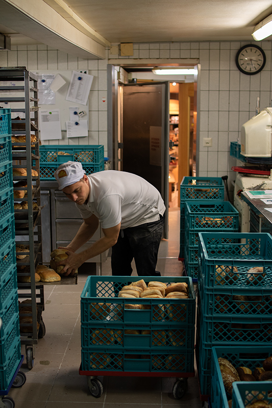 W&auml;hrend mehr als zwei Stunden werden Bestellungen abgepackt, denn ein grosser Teil des Brotes wird ausgeliefert. 