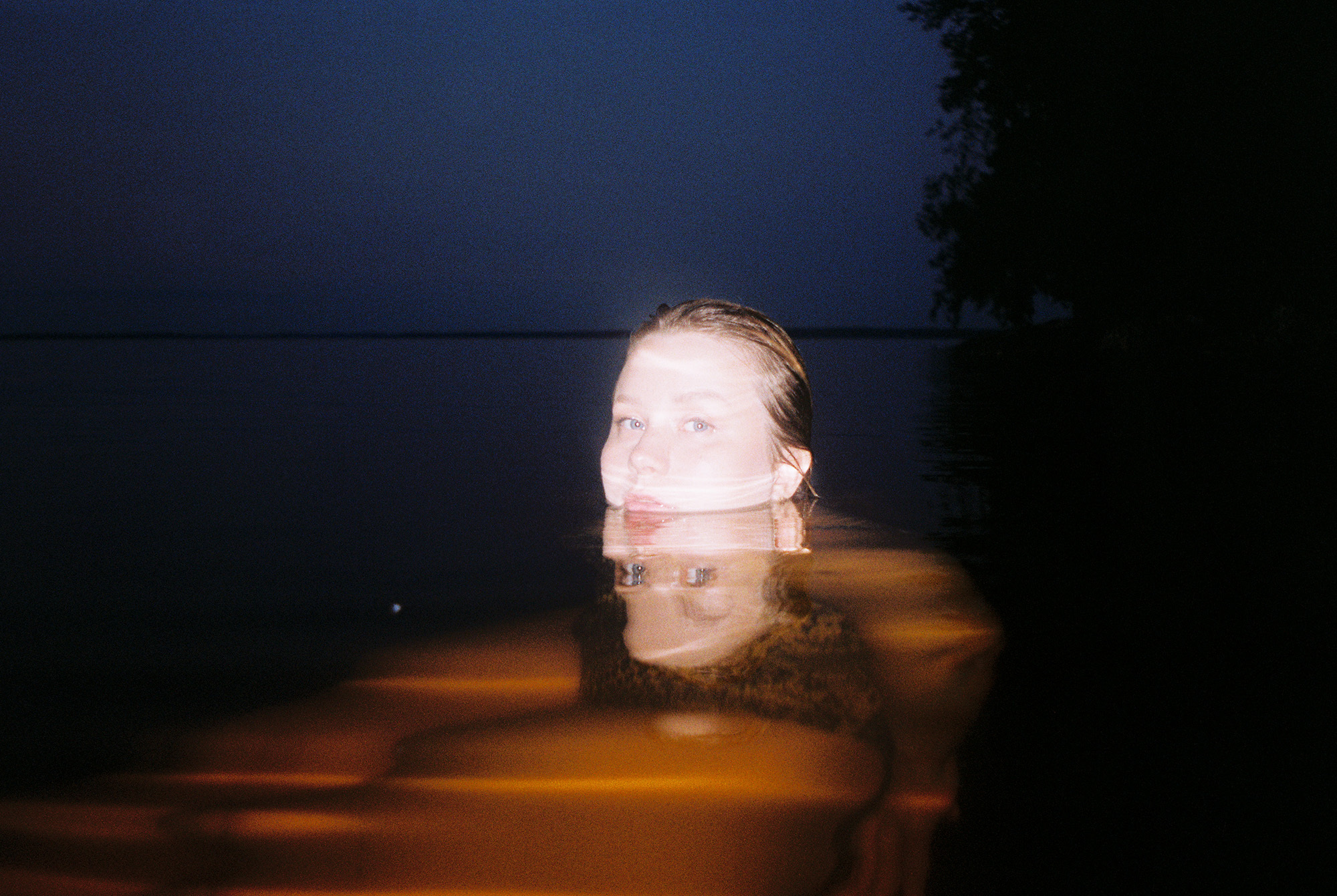 Kuvataiteilija ja kirjailija Riina Tanskanen Näsijärvessä Tampereella. 2024.