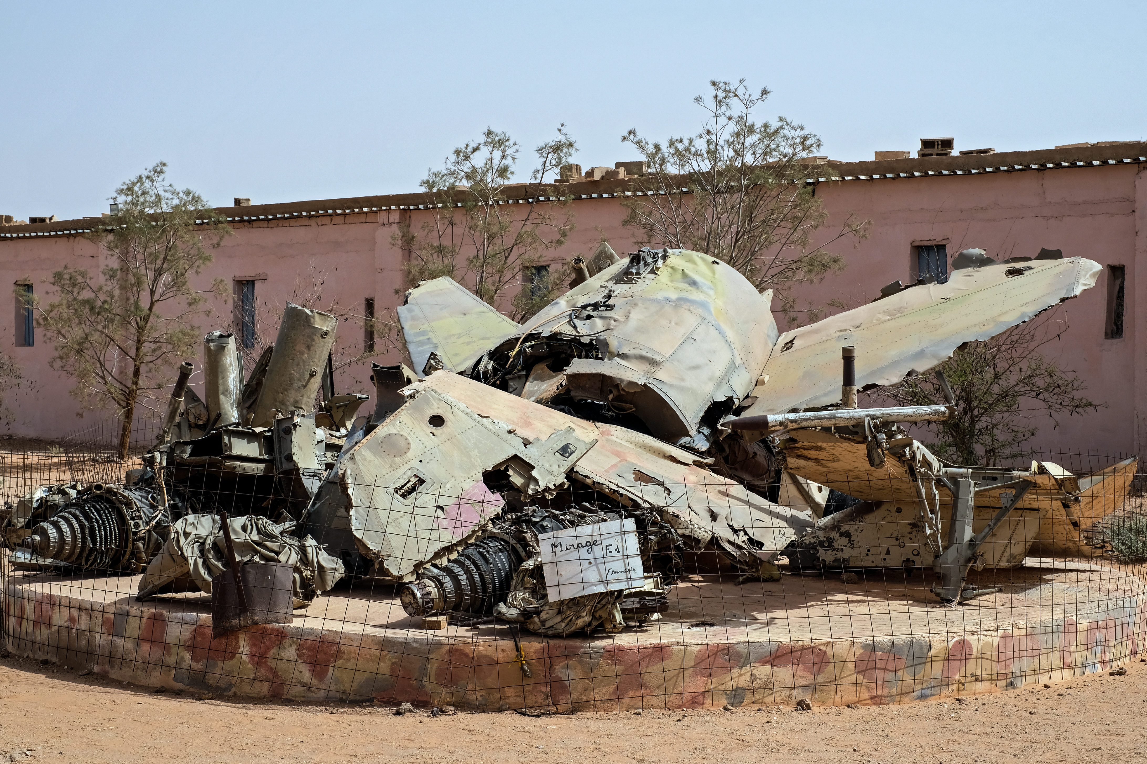 Fragments d'un Mirage F1 de l'armée marocaine exposé au Musée de la résistance, dans le campement de réfugiés de Rabouni.