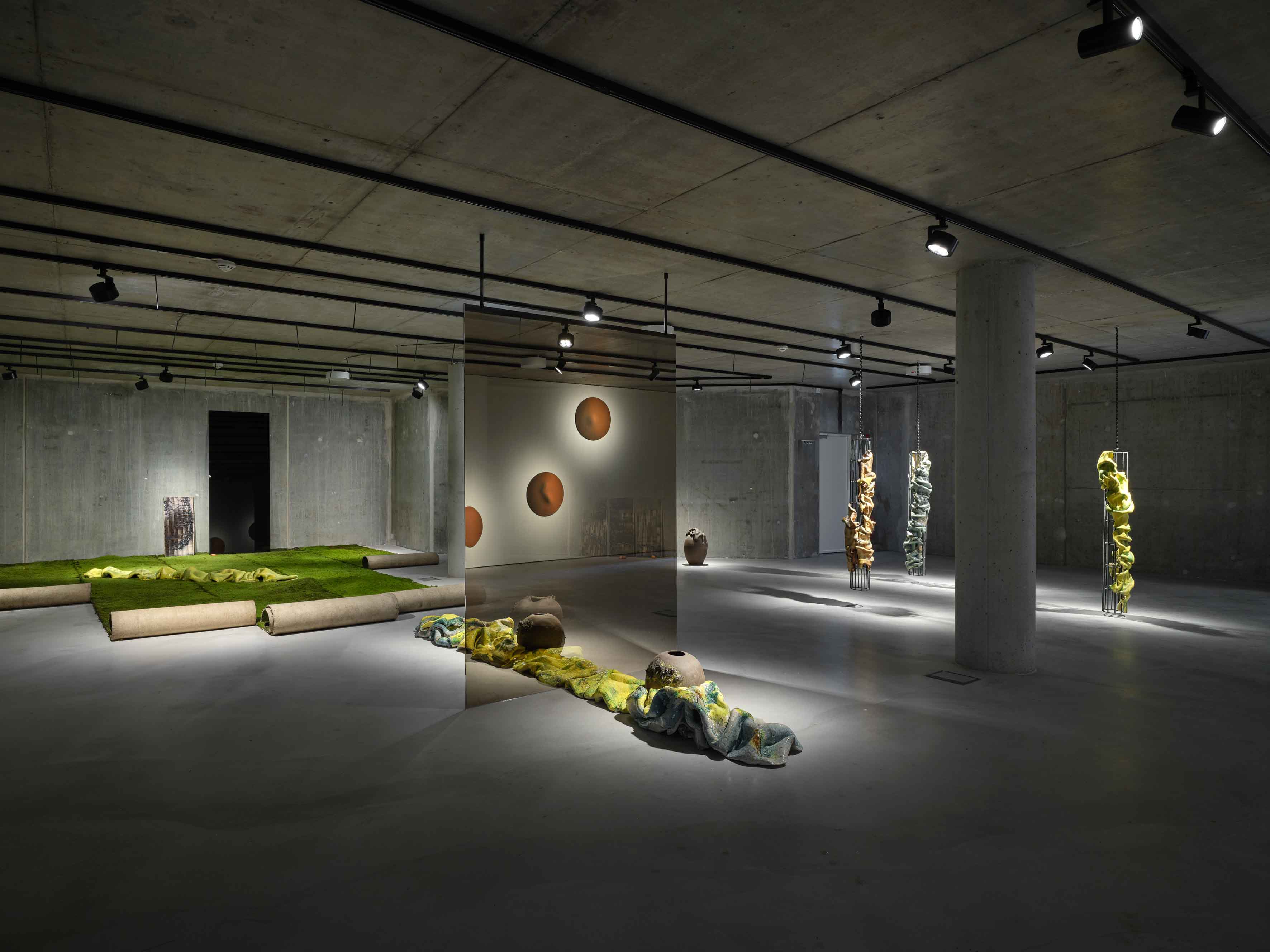 SENTIENT SOIL by VERA KOX at KONSCHTHAL ESCH curated by CHARLOTTE MASSE AND CHARLES WENNIG [from 20240928 to 20250119] [Photo: Christof Weber / Kunsthalle Esch / VG Bild-Kunst, Bonn 2024]