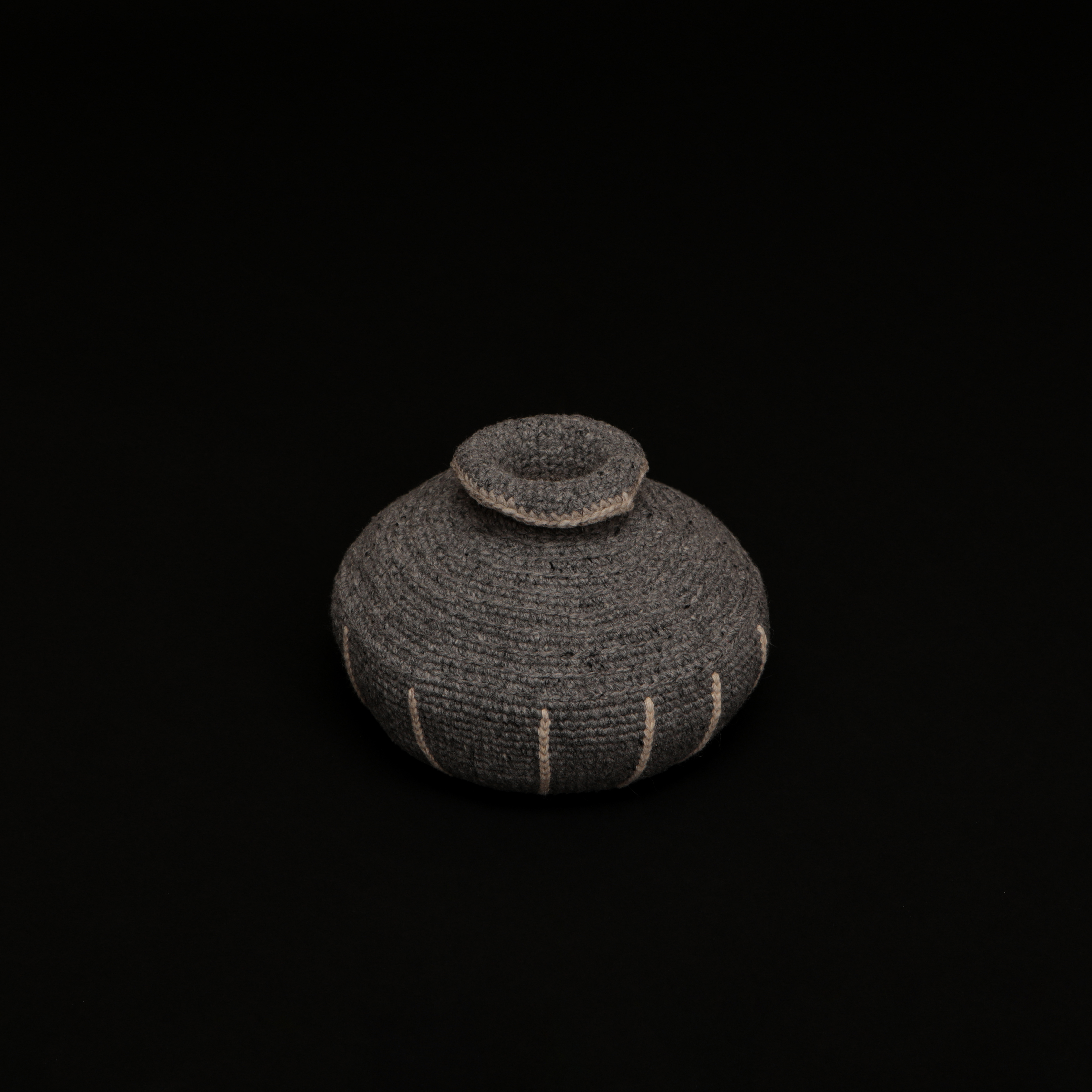 이하니의 넓적한 항아리