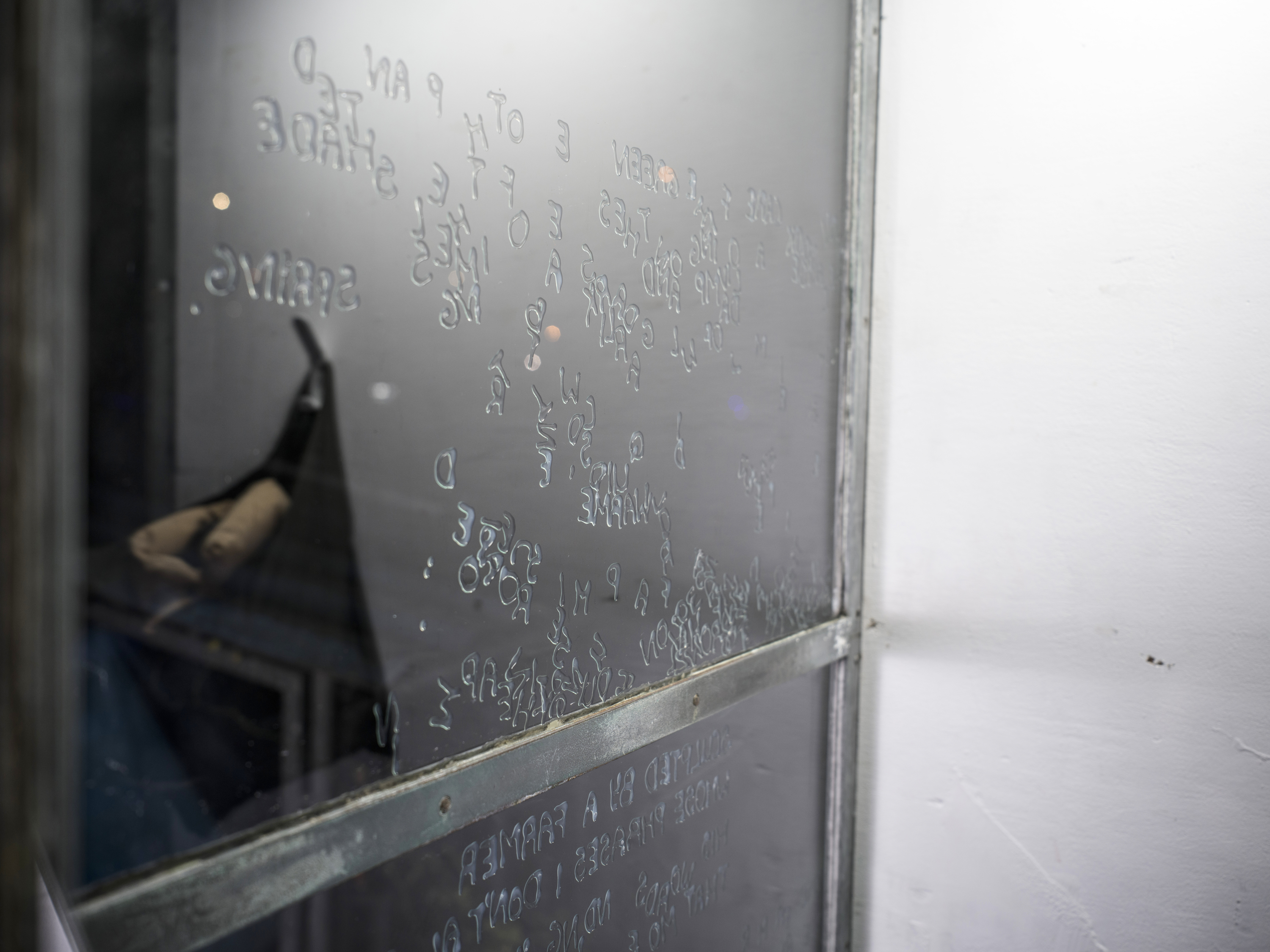 Buchstaben aus transparenter Fensterfarbe, Daunenjacke und Wollpullovers, Sound