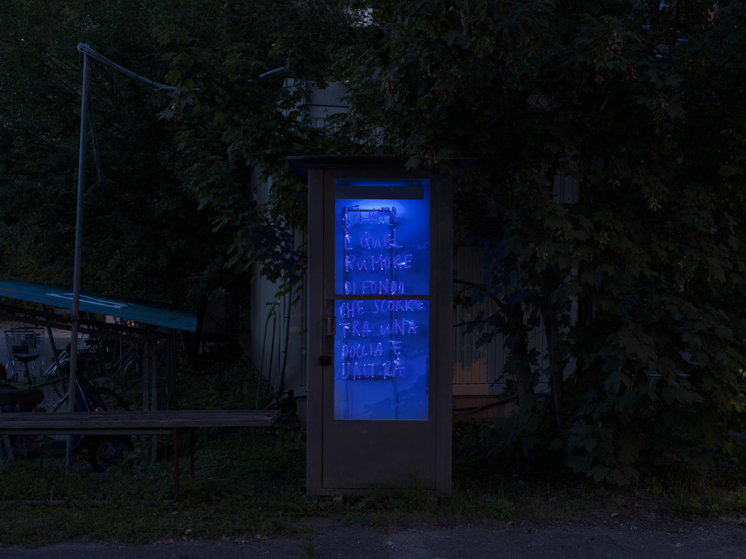Un luogo qualunque, Installation auf Aluminium mit Neonschrift, 130 × 60 × 5 cm, Zürich, 2023.