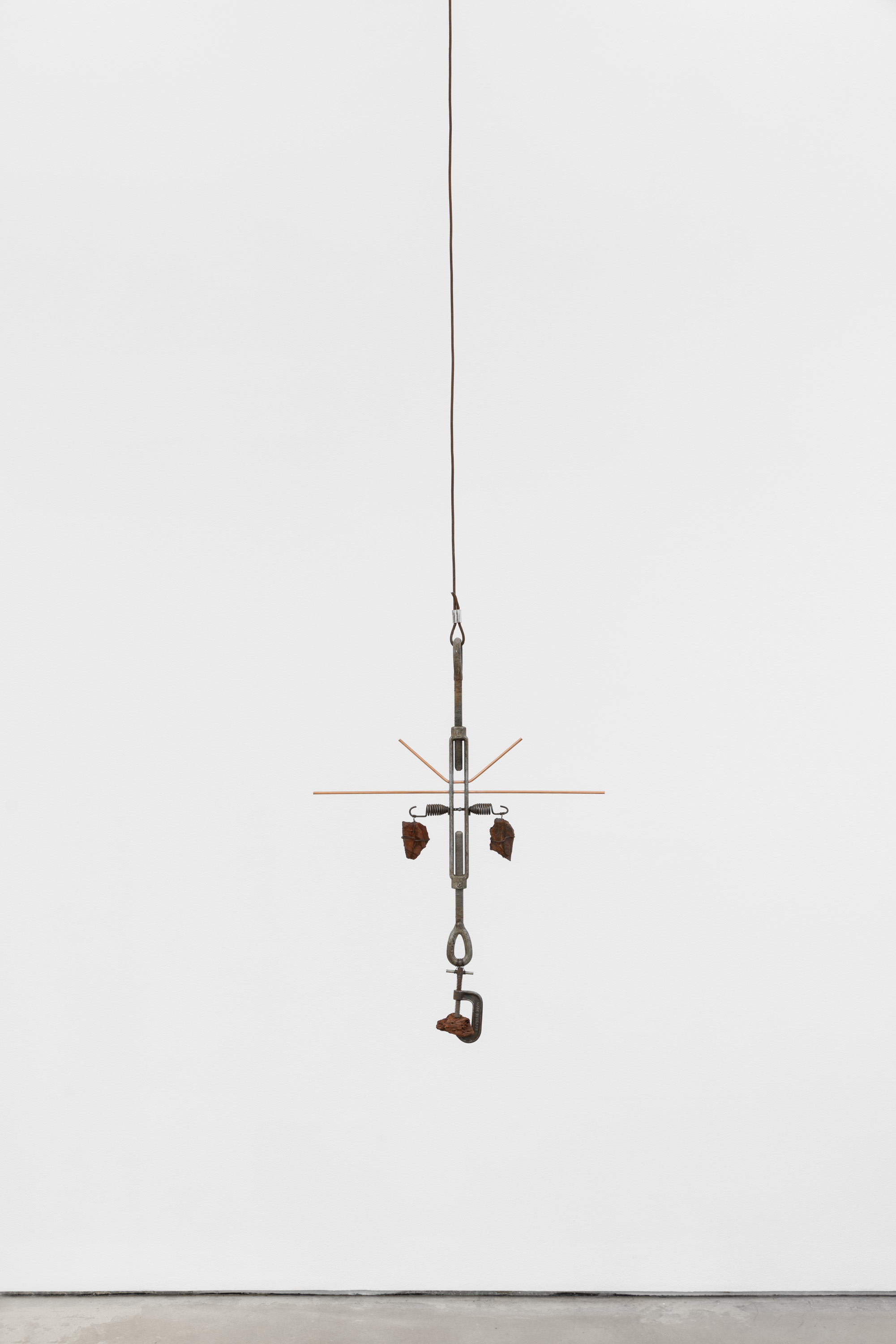 CLAVÍCULAFerro, cobre, pedras de minério de ferro. 92 x 65 x 15 cm. 2023