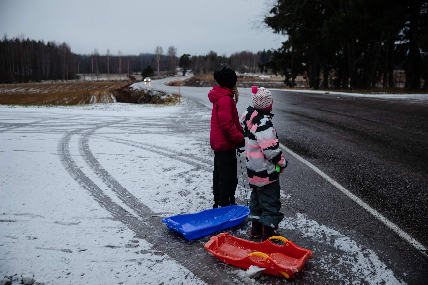 F and M waiting for the car to pass. (2019)