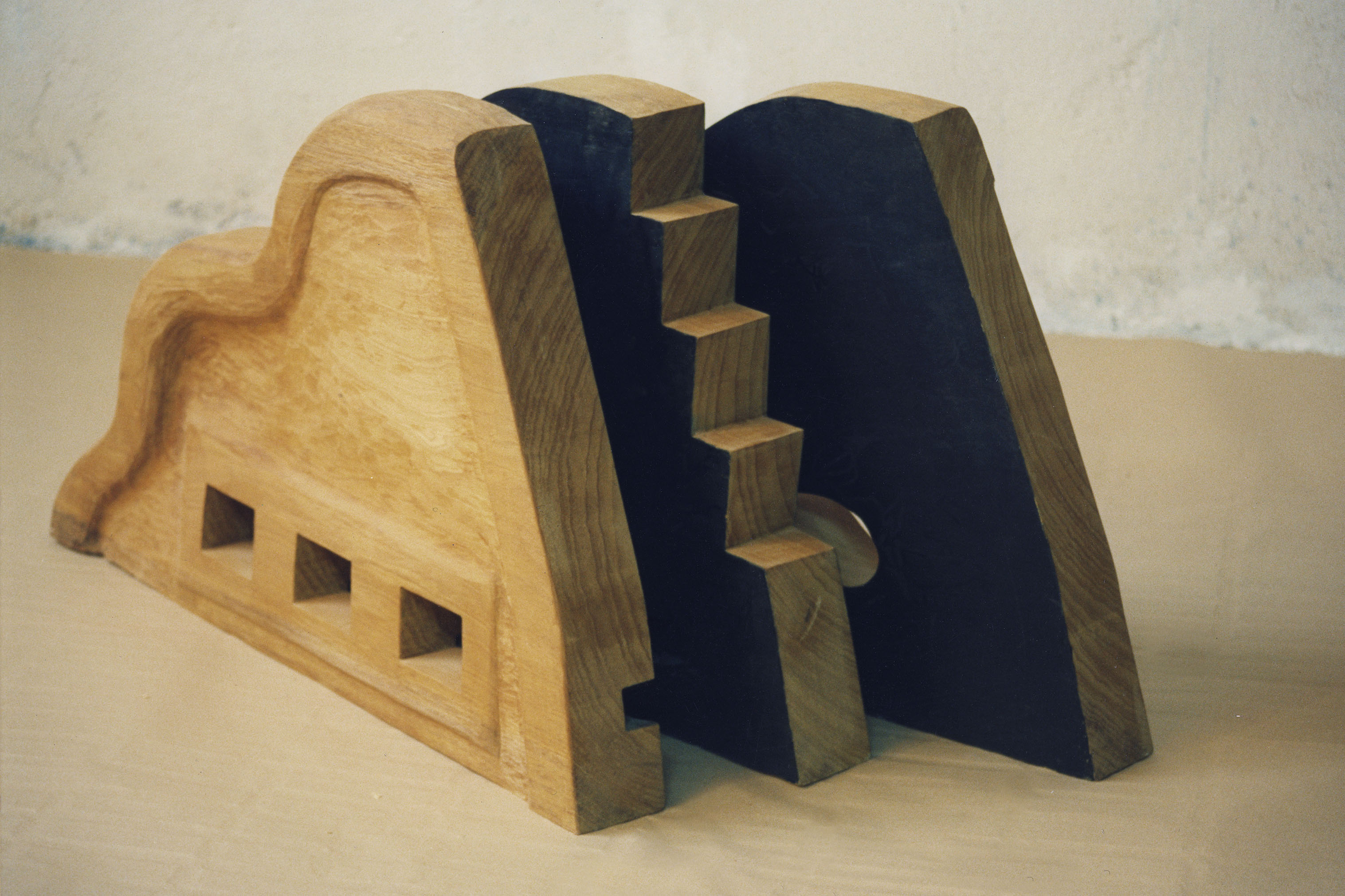 Construcción variable 1, escultura en madera, medidas variables, altura 46 cm, 1998