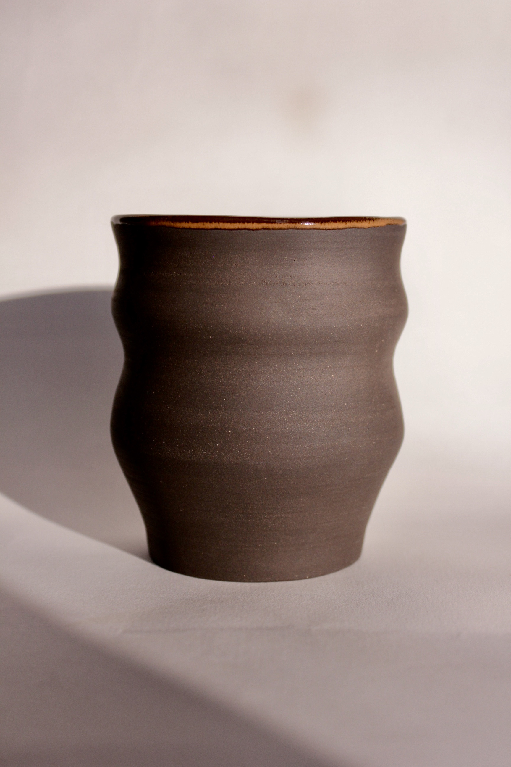 Wavy pot in dark clay 2020