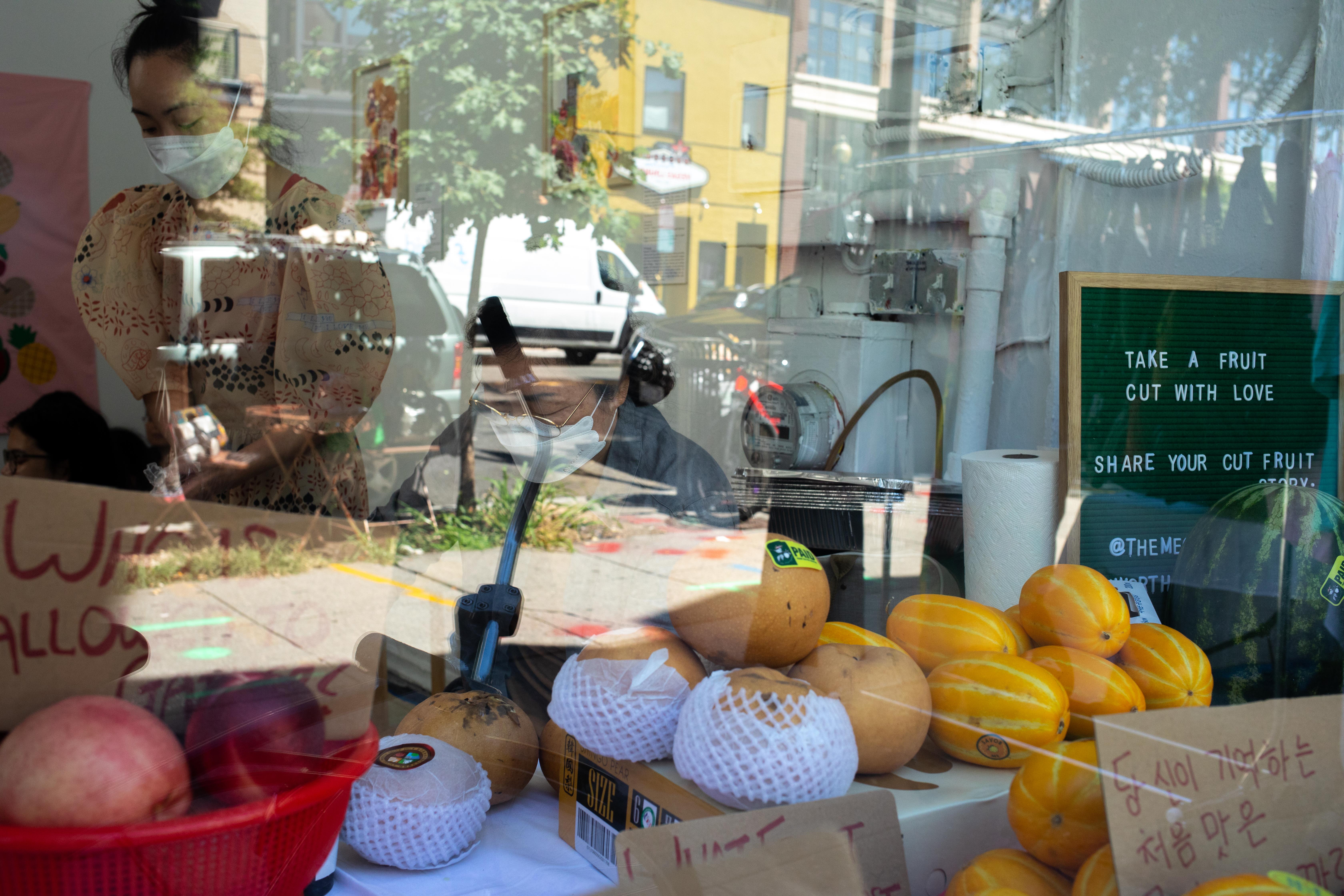 cut fruit circle+organizing 101 workshop: photo by mariah miranda/transformer gallery