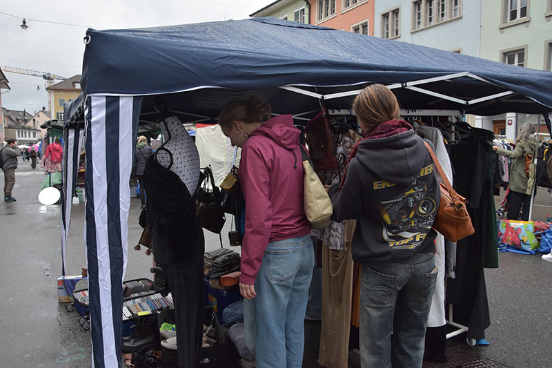 Der Regen kann die neugierigen Winterthurer:innen nicht aufhalten. Wir suchen Schutz unter einem Pavillon und die Suche beginnt. 