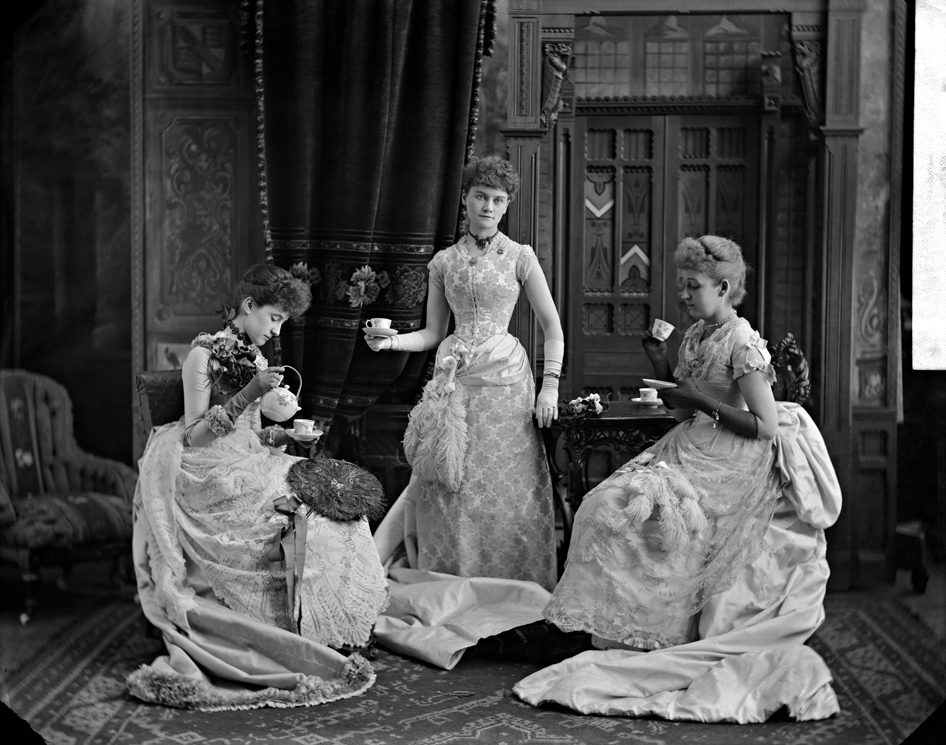 MISS EVANS AND FRIENDS, MONTREAL, QC, 1887, WILLIAM NOTMAN & SON. © MUSÉE MCCORD MUSEUM