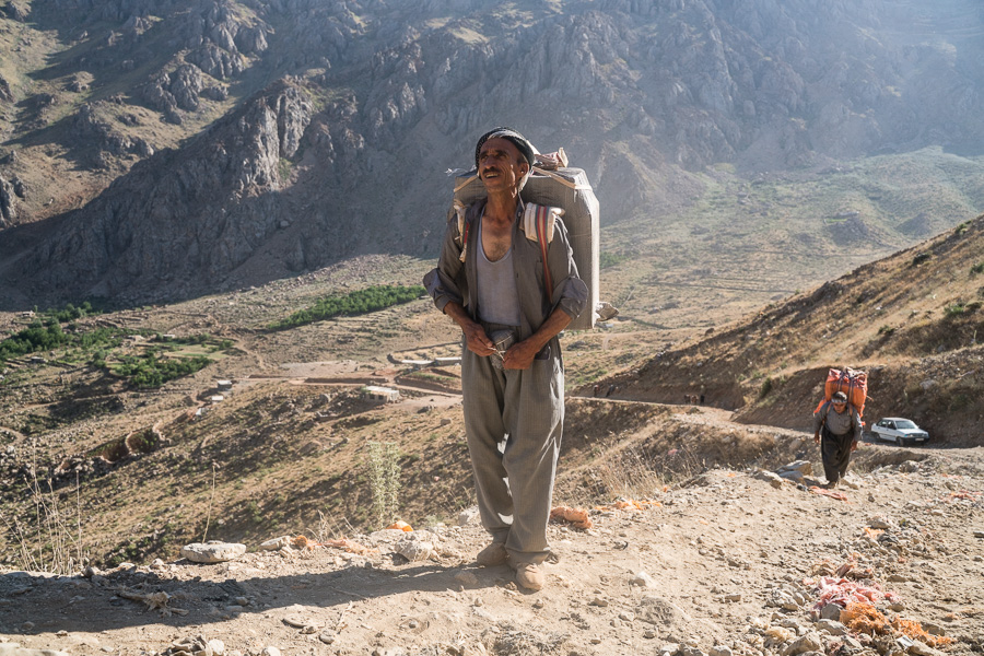 R&eacute;gion de Hewraman, Kurdistan e rojhelat (Iran), &eacute;t&eacute; 2019.  Les charges sont lourdes, plus de 30kg, qu'il faut porter pendant plusieurs heures sur des chemins escarp&eacute;s. Nombre de kolbars souffrent de probl&egrave;mes de dos, de genou.