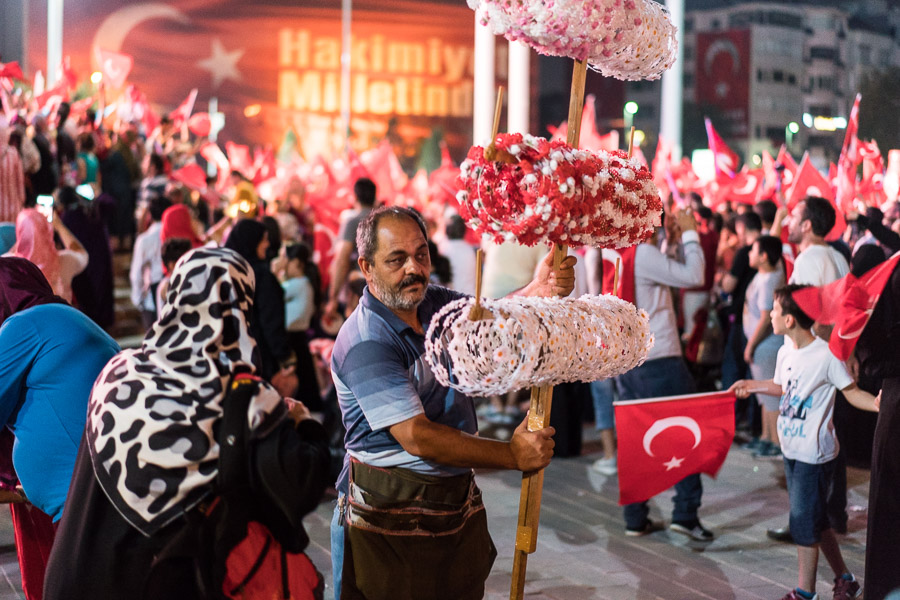 Istanbul, place Taksim. Rassemblement de soutien &agrave; Erdogan, deux semaines apr&egrave;s le coup d'&eacute;tat.