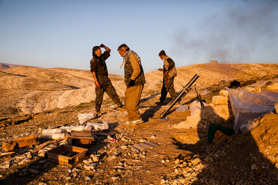 Sinjar, décembre 2014. Pour couvrir l'avancée de leurs camarades, ce groupe de combattant tiré également quelques projectiles de mortier.