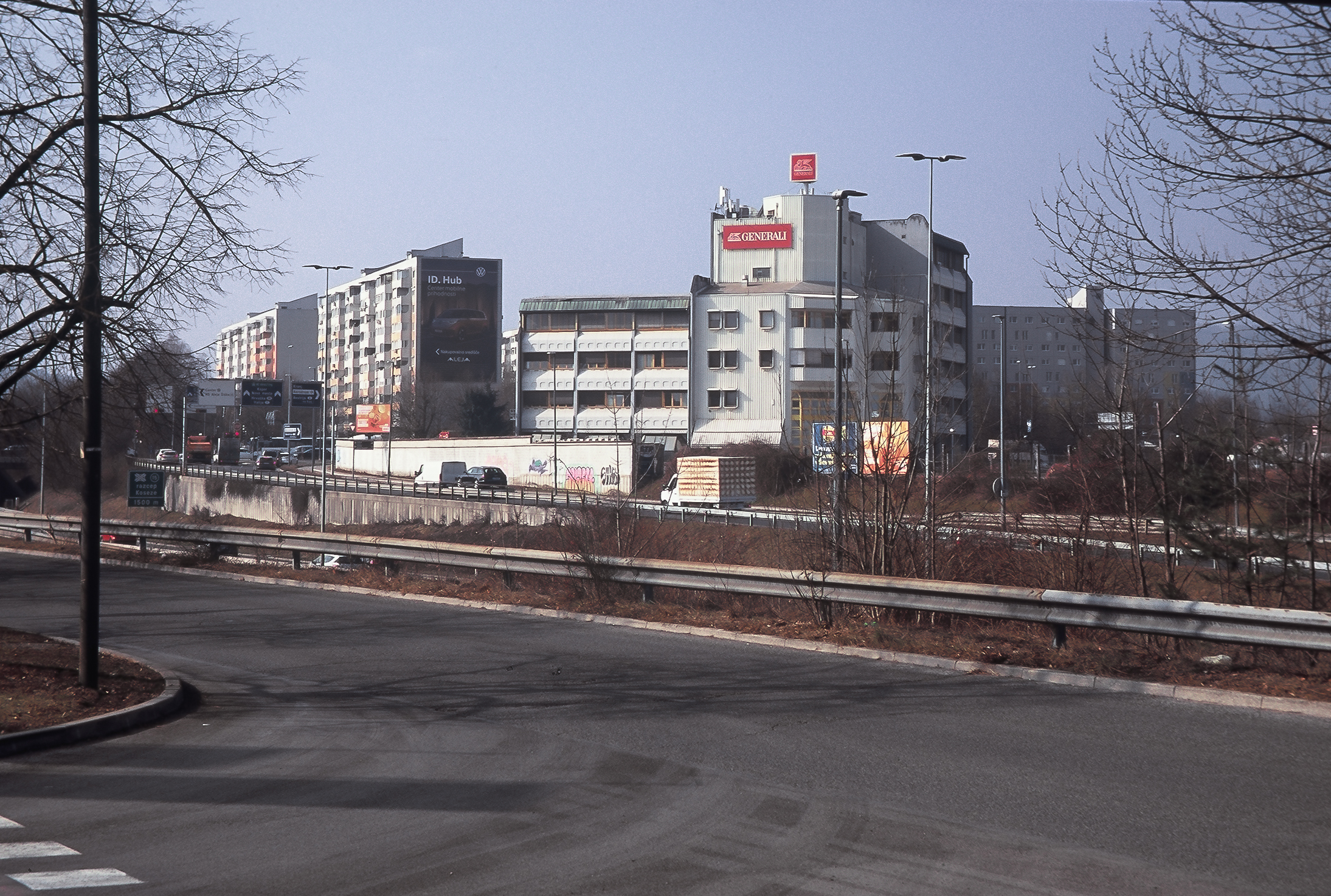 Stanovanjska soseska ŠS 7 in poslovna stavba / ŠS 7 residential area + an office building, Dravlje, Ljubljana