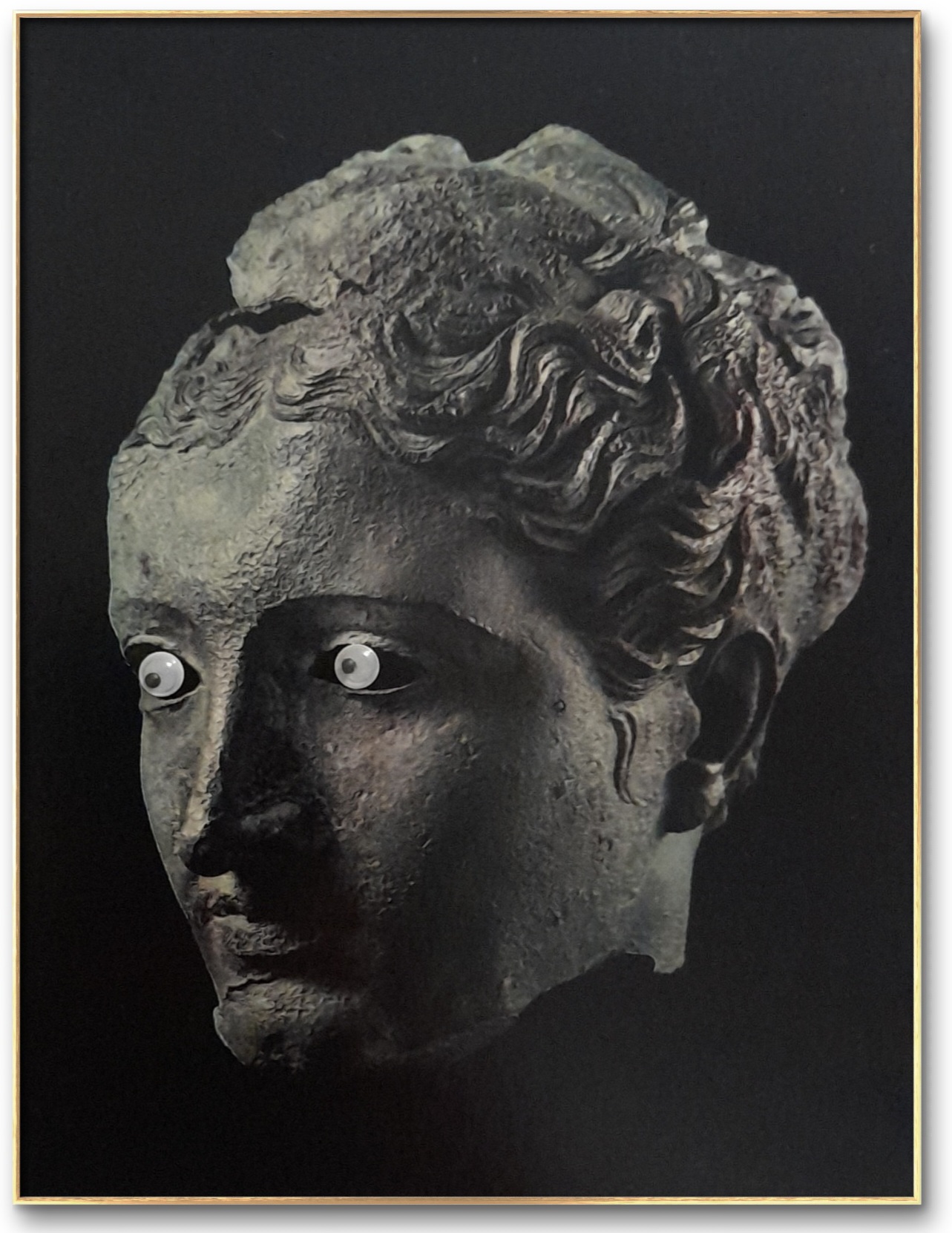 Arsinoe II do Egito (cêrca de 300 a. C.) Bronze; altura 25,5 cm. Diz-se que esta cabeça de bronze deve ter sido algum esboço defeituoso e por isso, pro- vavelmente, nunca incorporada a uma está- tua, mas guardada pelo escultor, como um trabalho de referência. Possivelmente encon- trada em Menfis (perto do Cairo), no Egito, é das poucas peças helenísticas em bronze que restam, e deve ter sido destinada para o templo de Artemisia, em Efeso. Coleção Perkins.