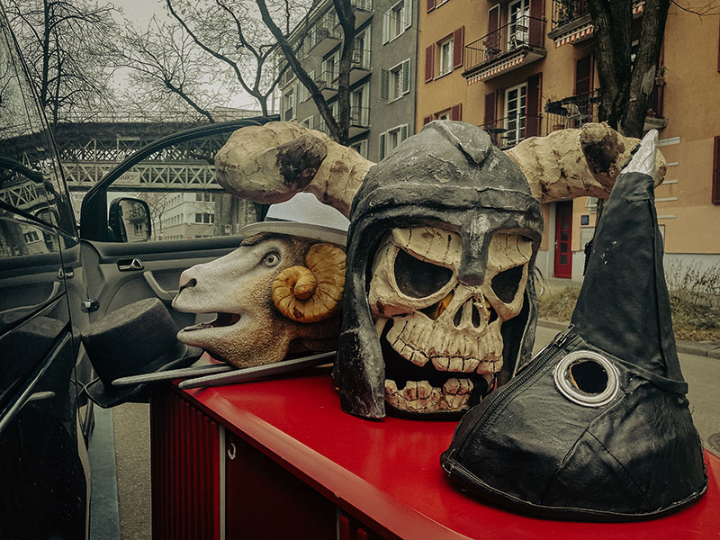 Zum Verkauf stehen bereit: drei Masken und ein M&ouml;belst&uuml;ck.