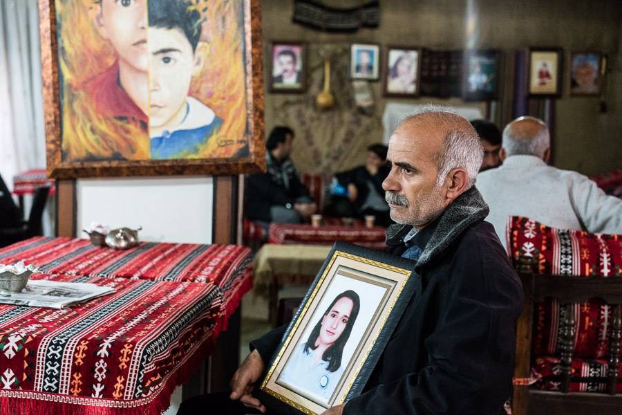 Diyarbakir (Amed), Quartier de Sur. Mustafa Chukur tient le portrait de sa fille Rozerin.  Elle avait presque 17 ans quand elle a &eacute;t&eacute; tu&eacute;e. Il la pr&eacute;sente comme une jeune fille vivante, qui aimait l'&eacute;cole, l'art, &eacute;crire, et s'int&eacute;ressait &agrave; l'histoire de sa famille, forc&eacute;e de quiter son village durant la guerre civile des ann&eacute;es 90. D&eacute;but d&eacute;cembre, Rozerin, qui habitait un autre quartier, est partie &eacute;tudier chez une amie &agrave; Sur, mais celle-ci se pr&eacute;parait &agrave; partir. Elle n'a pas eu le temps de rentrer chez elle avant que la police ne d&eacute;cr&egrave;te un couvre-feu sur le quartier. Pendant quelques jours, elle a  &eacute;t&eacute; h&eacute;berg&eacute;e par une famille, jusqu'&agrave; ce qu'un sniper l'abatte sur le perron de la porte, alors qu'elle prenait l'air dans le jardinet de la maison o&ugrave; elle s'abritait. La famille qui l'h&eacute;bergeait a t&eacute;l&eacute;phon&eacute; &agrave; son p&egrave;re pour l'informer que son corps, avec d'autres, avait &eacute;t&eacute; enterr&eacute; par les YPS (jeunes combattants kurdes du quartier qui avaient d&eacute;clar&eacute; l'autonomie) faute de pouvoir &ecirc;tre r&eacute;cup&eacute;r&eacute; et sorti du district, la police l'interdisant. Son p&egrave;re craint que ses restes ne soient emmen&eacute;s avec les d&eacute;bris des combats et enterr&eacute;s dans un espace pr&egrave;s de l'universit&eacute;.