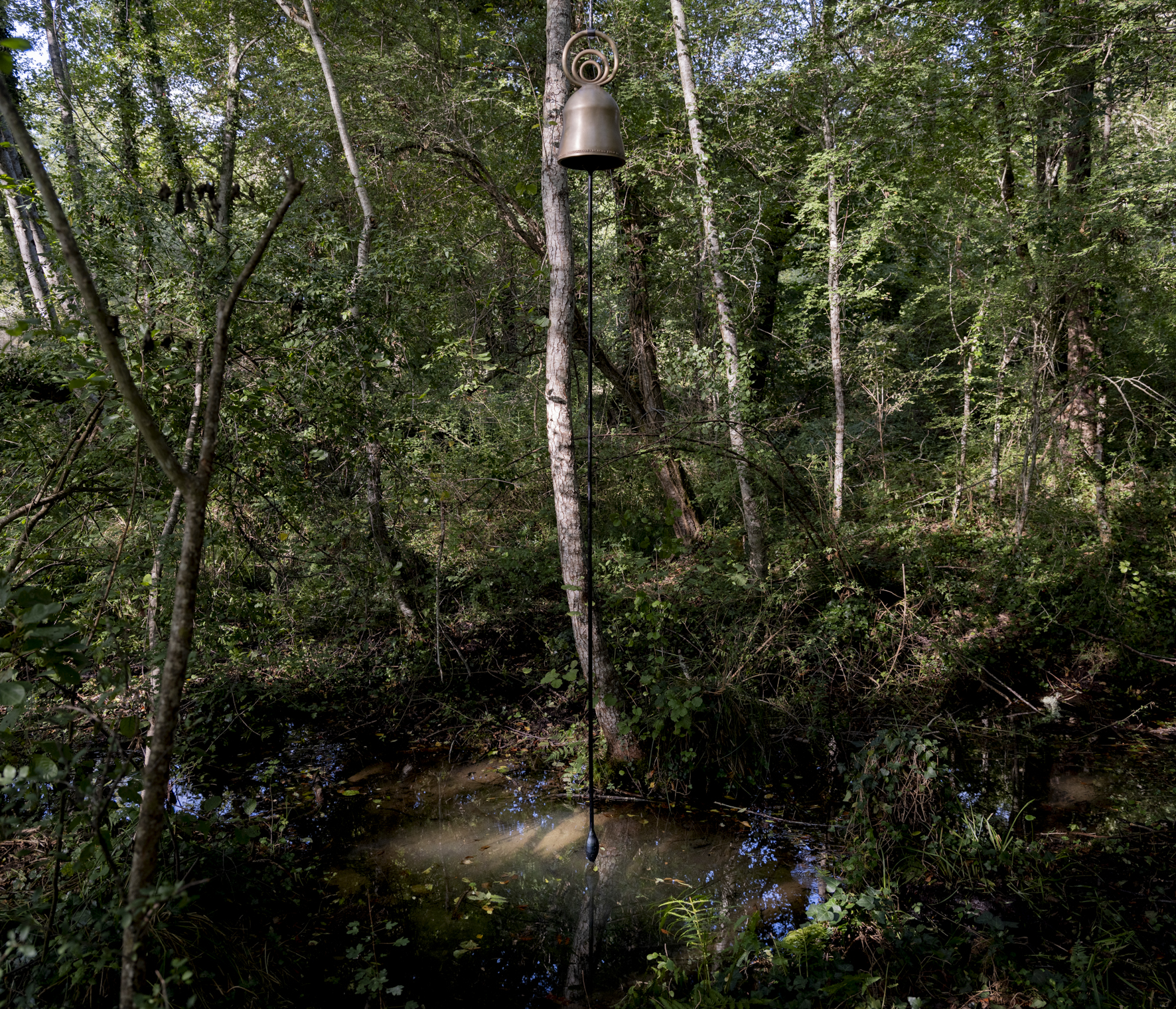 Ofrenda, the bell Aïga, bronze bell with iron and steel clapper, Marais des Arques, Lot, France