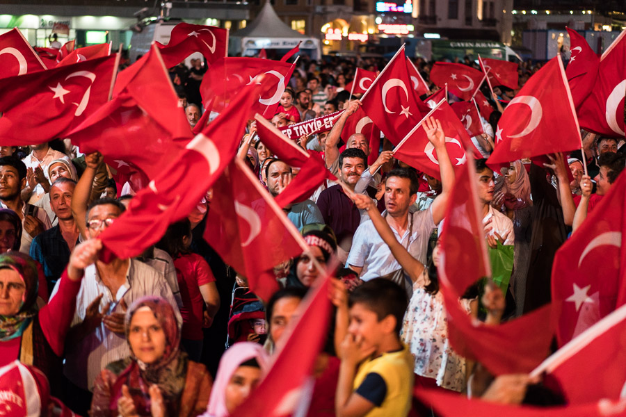 Istanbul, place Taksim. Rassemblement de soutien &agrave; Erdogan, deux semaines apr&egrave;s le coup d'&eacute;tat.