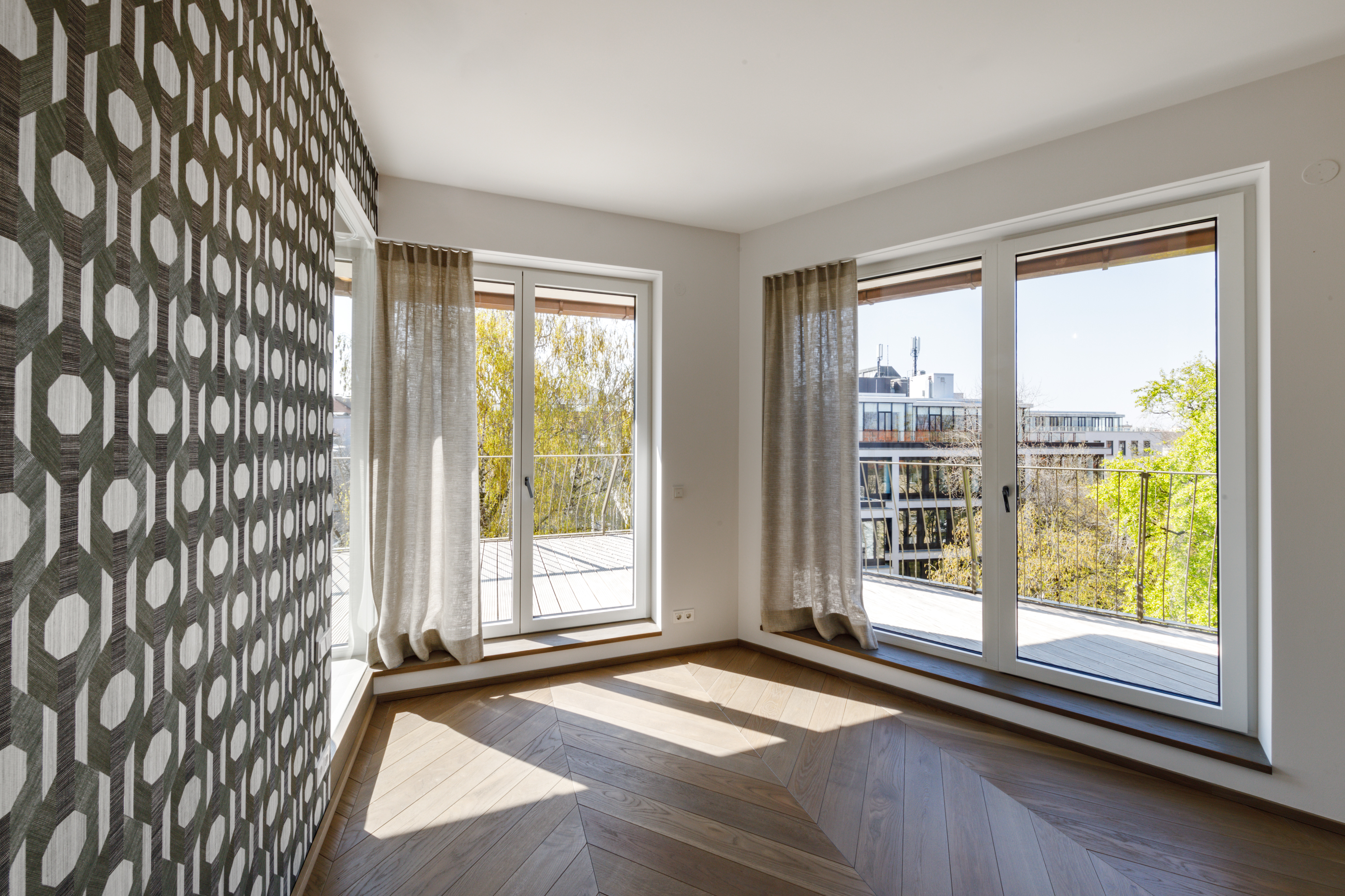 Durch die Farb- und Tapetengestaltung ist das Penthouse nun bereit verkauft zu werden.