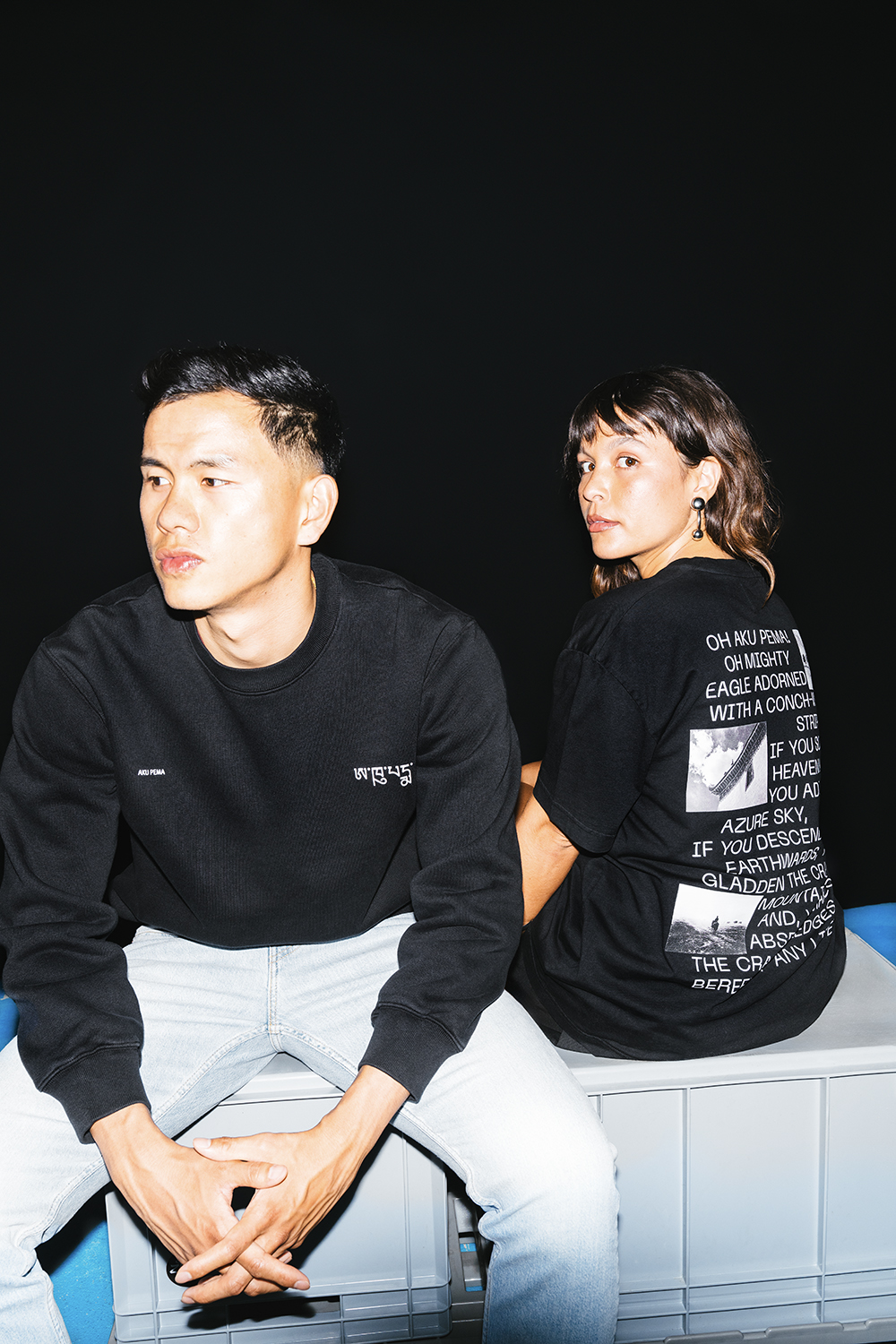 13/16 Tenz Momo  «Aku Pema»   Aku Pema is a popular song in Tibet  and in exile, metaphorically referring  to the Dalai Lama and celebrating  his return from exile.   with Yeshi und Pilar Vega