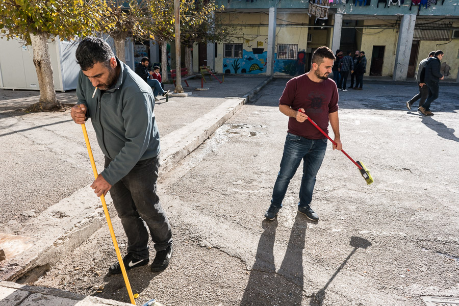 Le comit&eacute; "propret&eacute;" organise les corv&eacute;es de m&eacute;nage dans le camp. Ayant tous les deux perdu leur p&egrave;re, l'un dans la guerilla, l'autre assassin&eacute; par daesh,Isma&iuml;l et Ahmed se sont rencontr&eacute;s en 2015, quand Isma&iuml;l est parti visiter ses fr&egrave;res et soeurs dans la gu&eacute;rilla. Ahmed avait &eacute;t&eacute; d&eacute;sign&eacute; our &ecirc;tre son chauffeur. Les deux hommes se sont retrouv&eacute;s dans le camp de Lavrio, et sont ins&eacute;parables depuis.