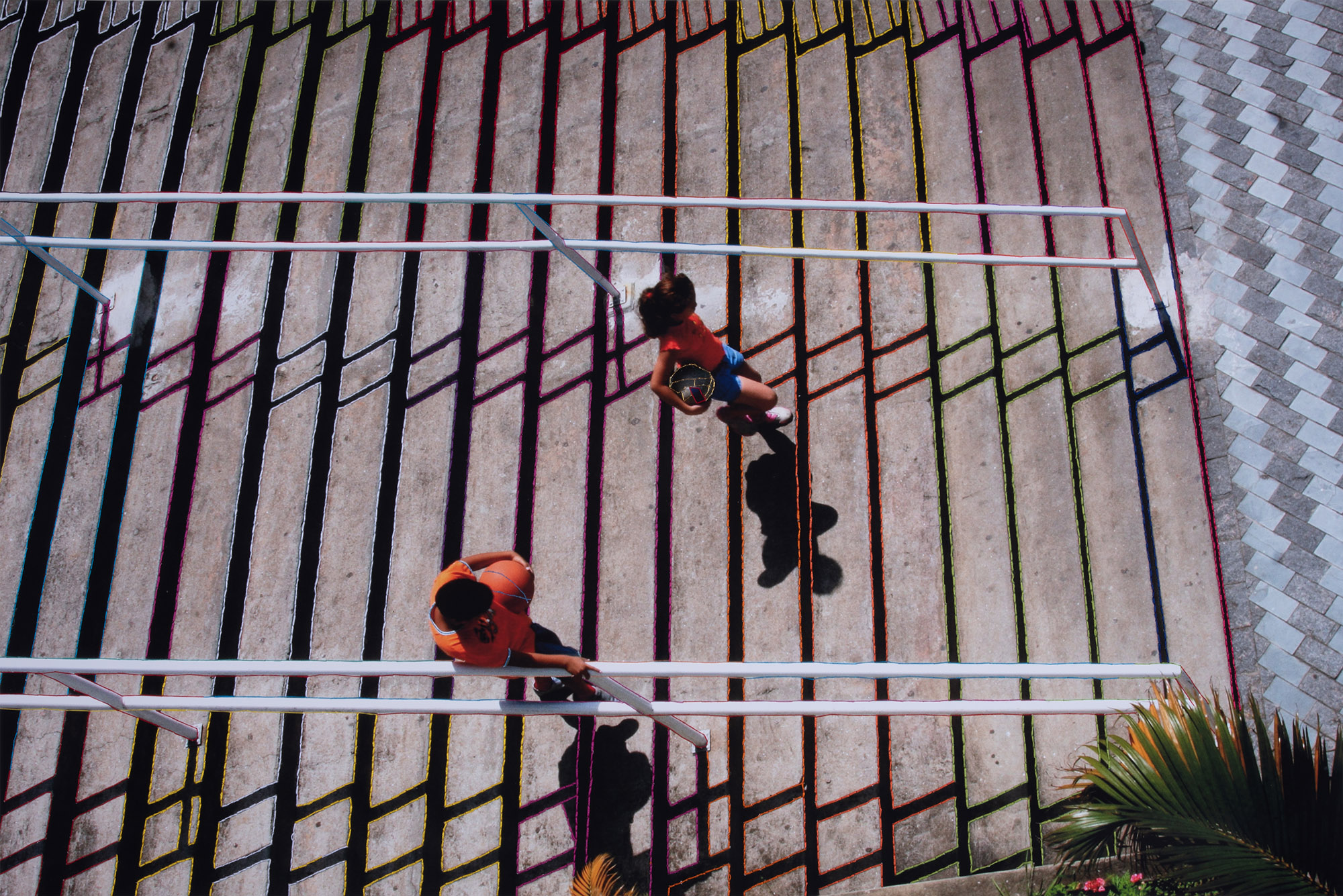 Descendo a escada, 2019. Bordado sobre fotografia impressa em Papel Hahnemühle, 110 x 80 cm.