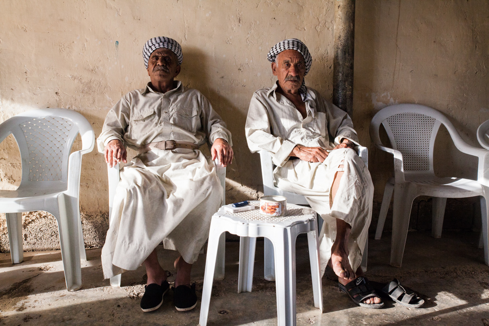 Taza Khurmatu, south of Kirkuk. July 2015. Taza Khurmatu is a village populated by shi'a Turkmen. Le salon de thé est l'occasion de se détendre en fin de journée, quand les températures deviennent supportables.