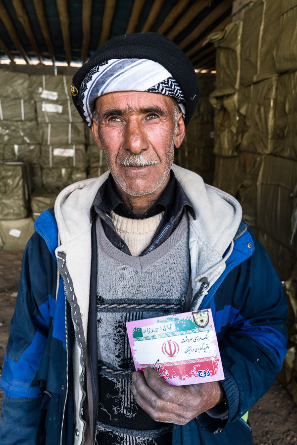 Village de Zale, Kurdistan, Irak Dans une tentative de contrôler les échanges, l'Iran a instauré un certificat de travail obligatoire pour qui souhaite exercer cette activité. Mais pour obtenir le sésame, il faut avoir fait son service militaire, ou payer un fort bakchich aux autorités. Les karwanji ont un carnet qu'ils doivent faire viser au poste frontière iranien, et ne sont autorisés à effectuer qu'un seul passage par jour. Et si les chargements dépassent 150kg par cheval, l’Iran saisit la marchandise… « pour le bien des animaux », ironise un travailleur.