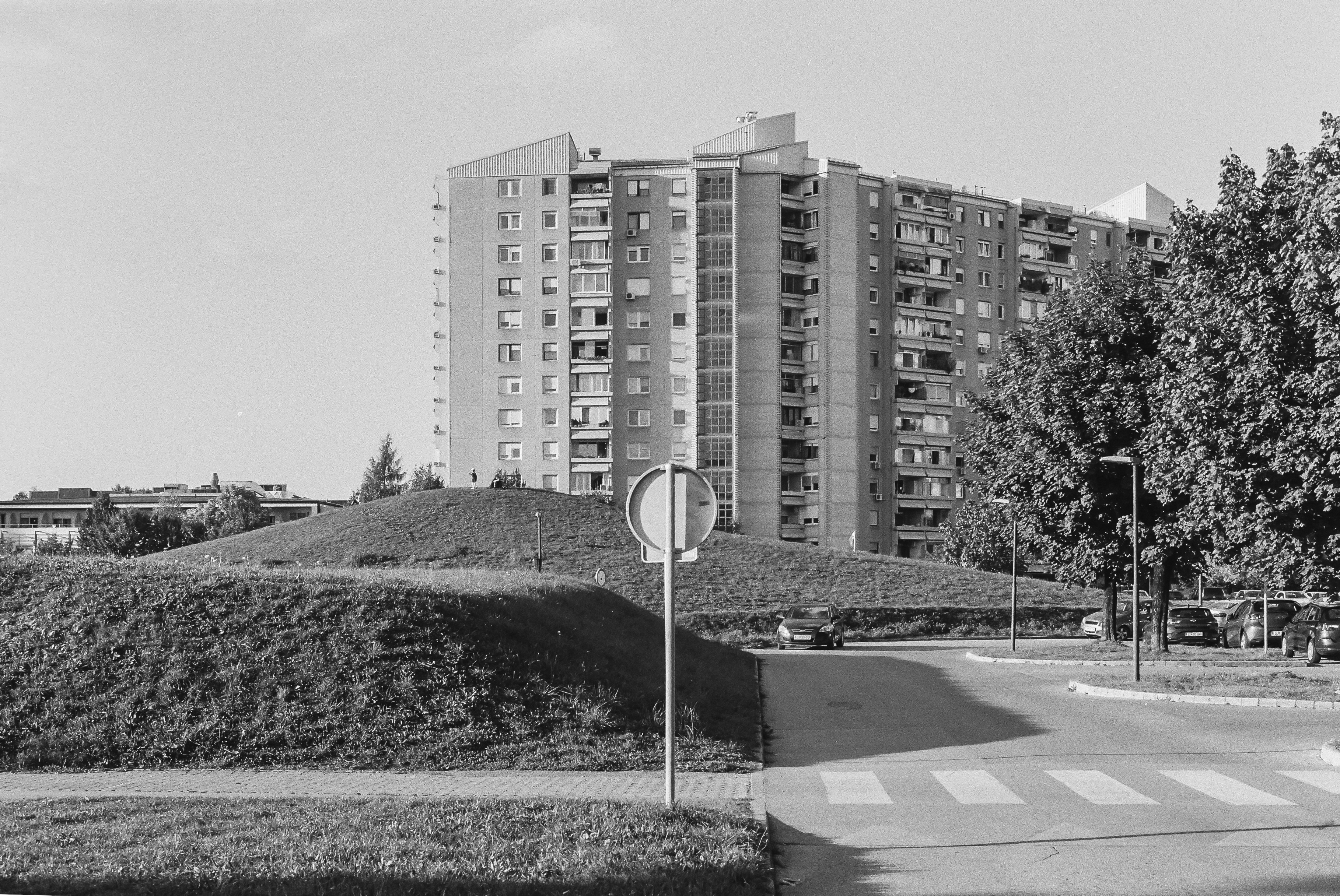 Stanovanjski objekti v soseski Fužine MS 4, 5,  Ljubljana / 1981-87, V. Brezar, T. Lavrič, J. Gori&scaron;ek, M. &Scaron;enk, A. Guček, F. Kramarič