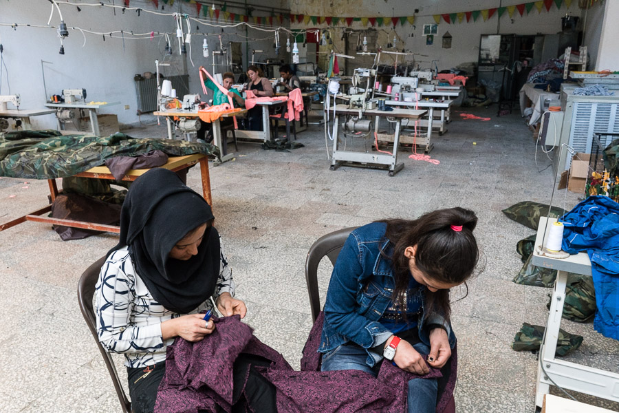 Kobane, avril 2018. Coop&eacute;rative textile ouverte par le mouvement des femmes, le Kongra Star. A lire : http://www.kedistan.net/2018/05/08/kobane-cooperatives-outil-emancipation-femmes/