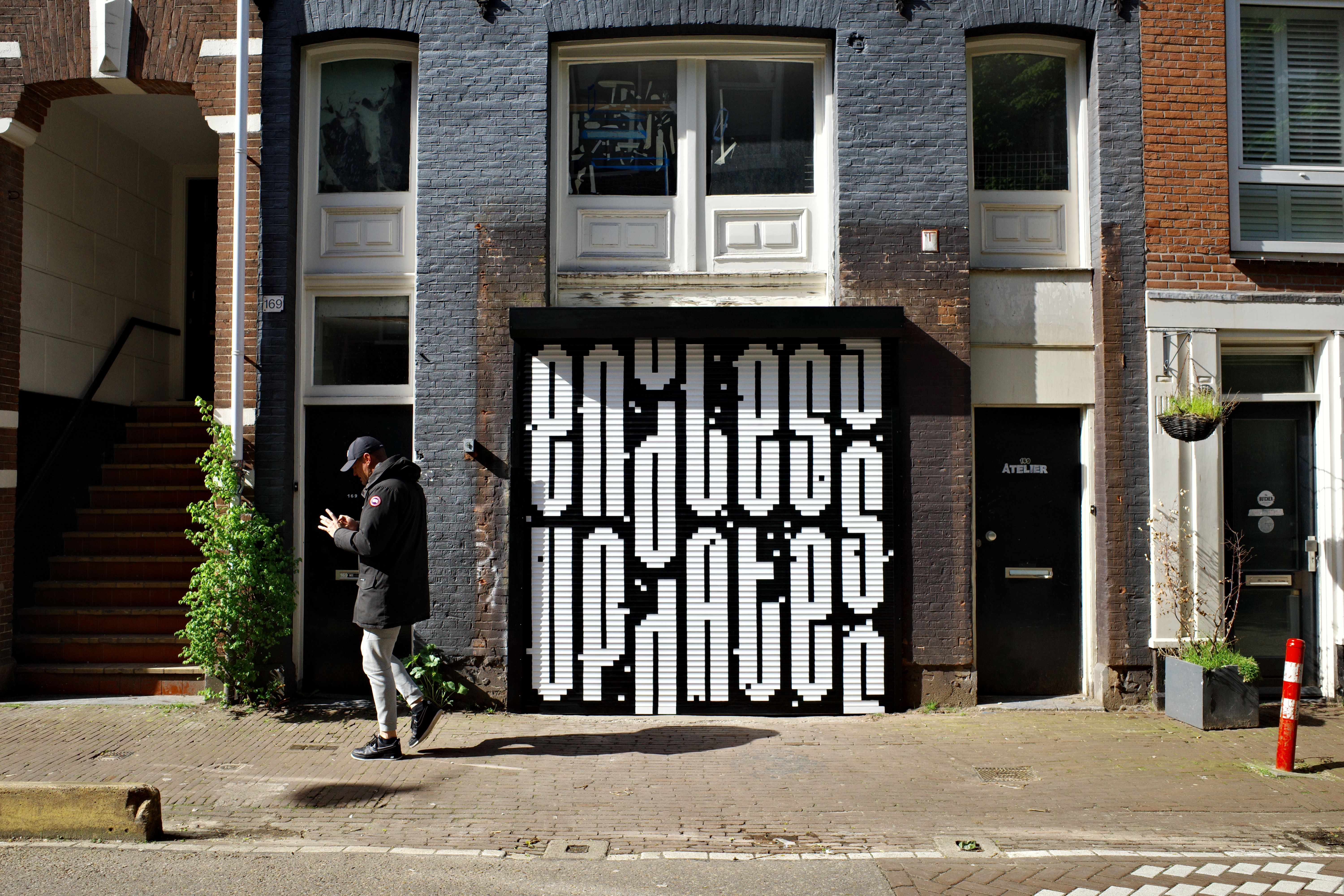 ENDLESS UPDATES | Shutter painting | 260x240cm