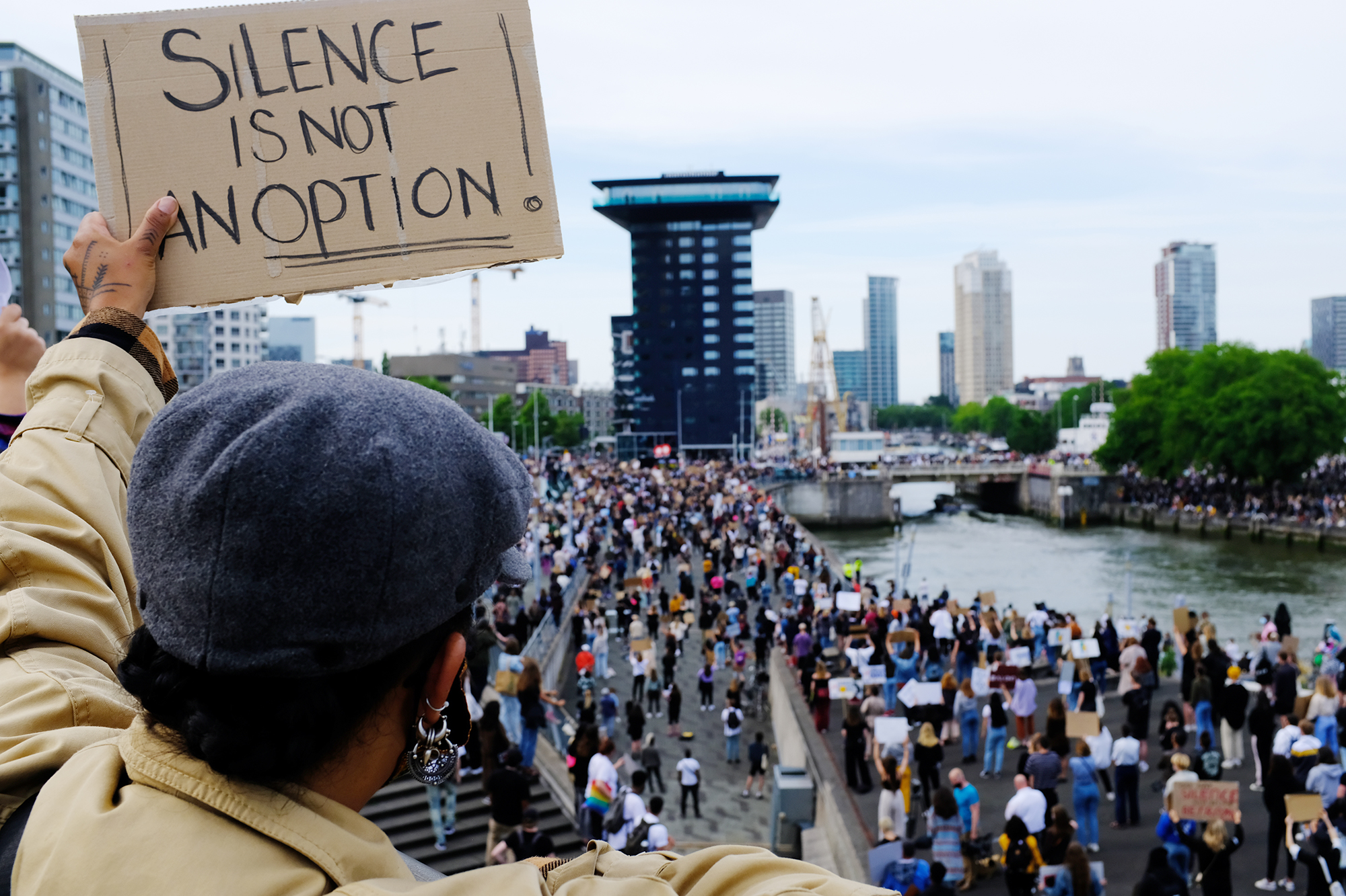 Philippe-Sarfati-reportage-photography-photographer-street-documentary-photojournalism-photojournalist-demonstration-training-rotterdam-netherlands-silence-is-not-an-option-crowd-skyline